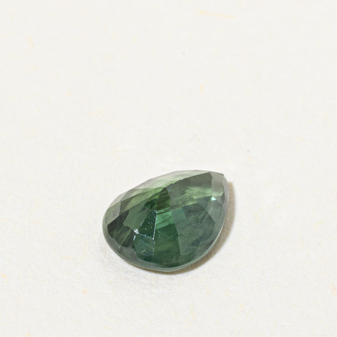 Saphir vert taillé en poire | 1,04 ct