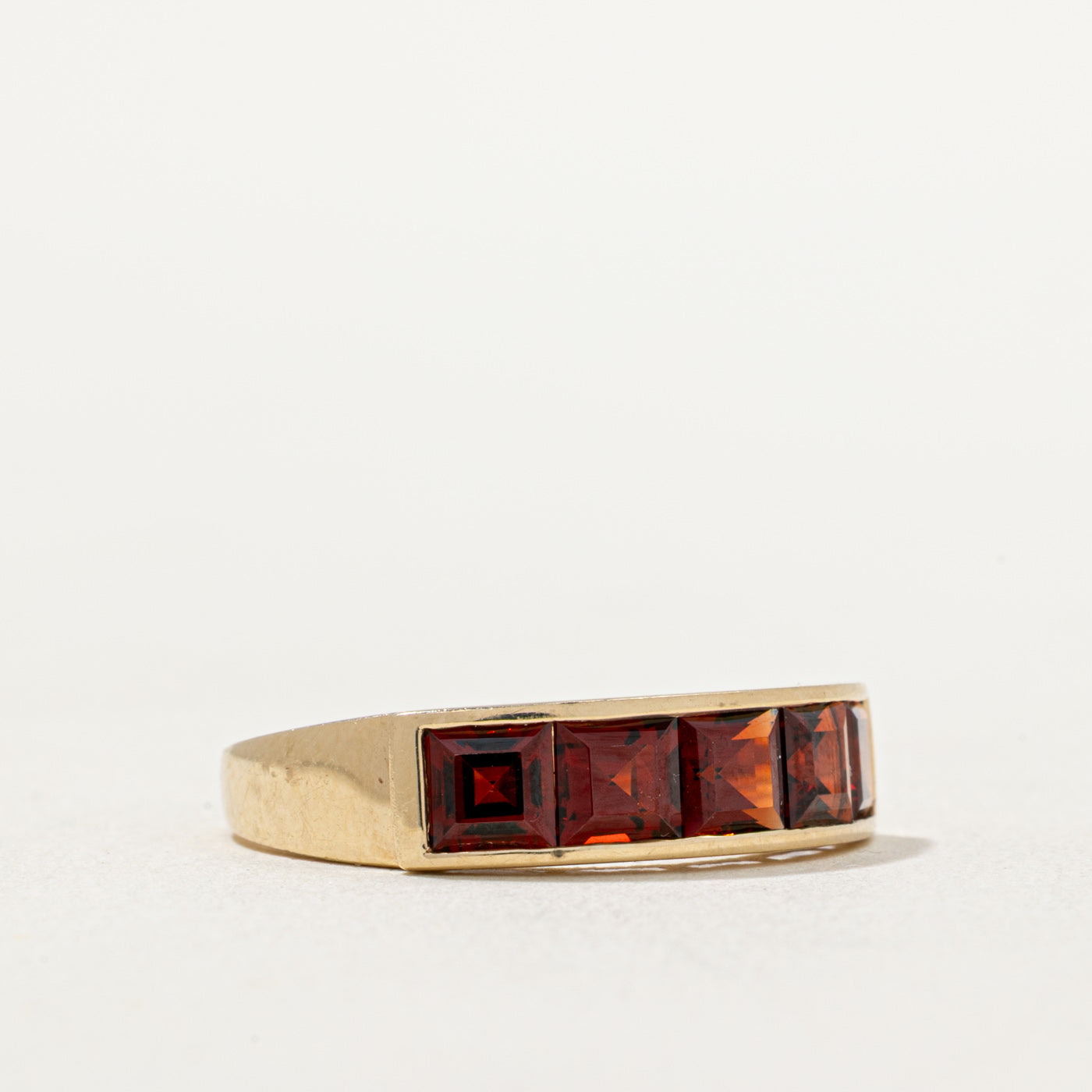 Bague sertie de grenats en canal | 1,75 ct | Taille 7,25