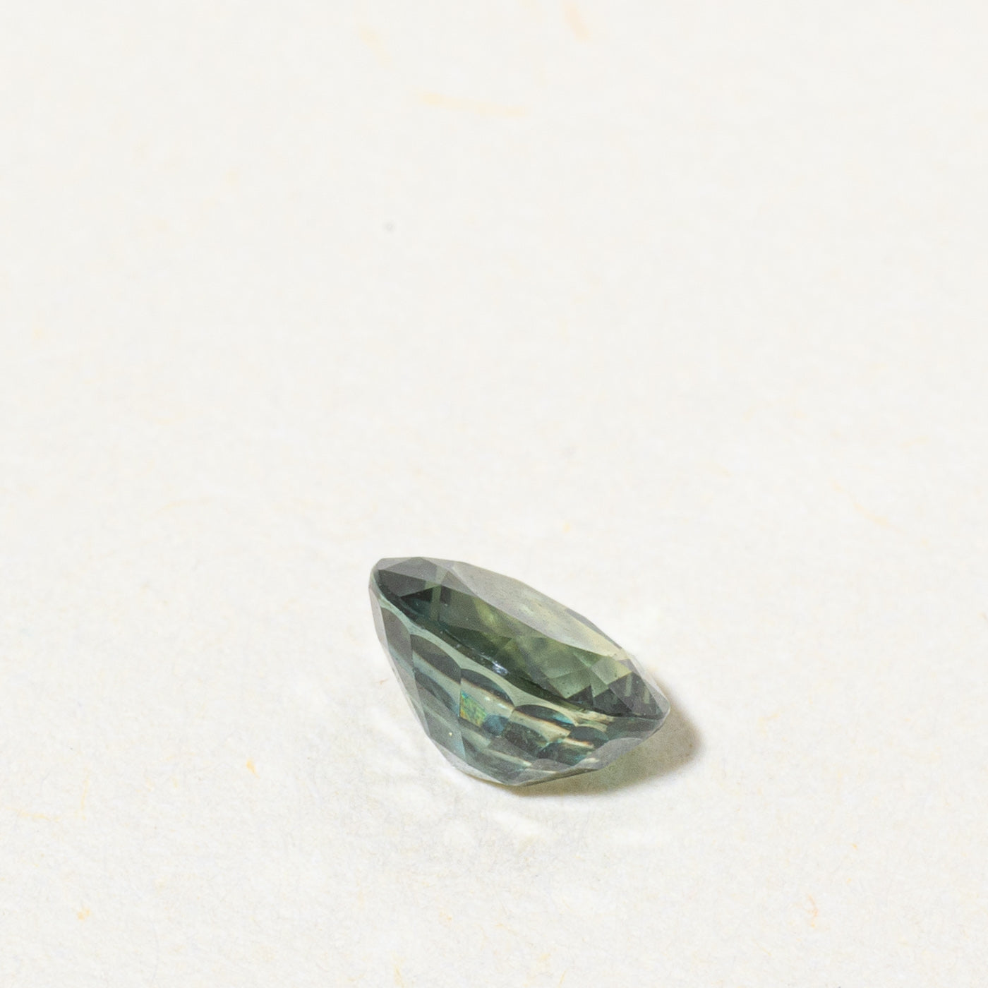 Saphir vert ovale non serti | 0,68 ct
