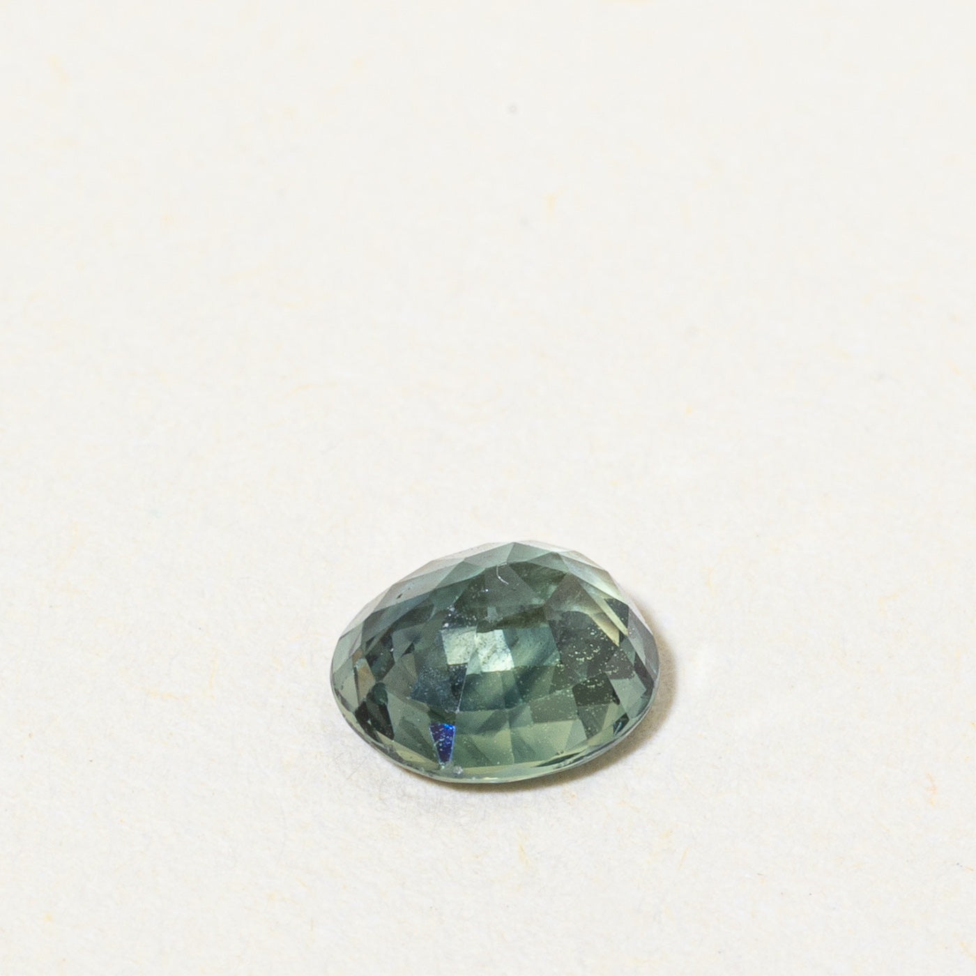 Saphir vert ovale non serti | 0,68 ct