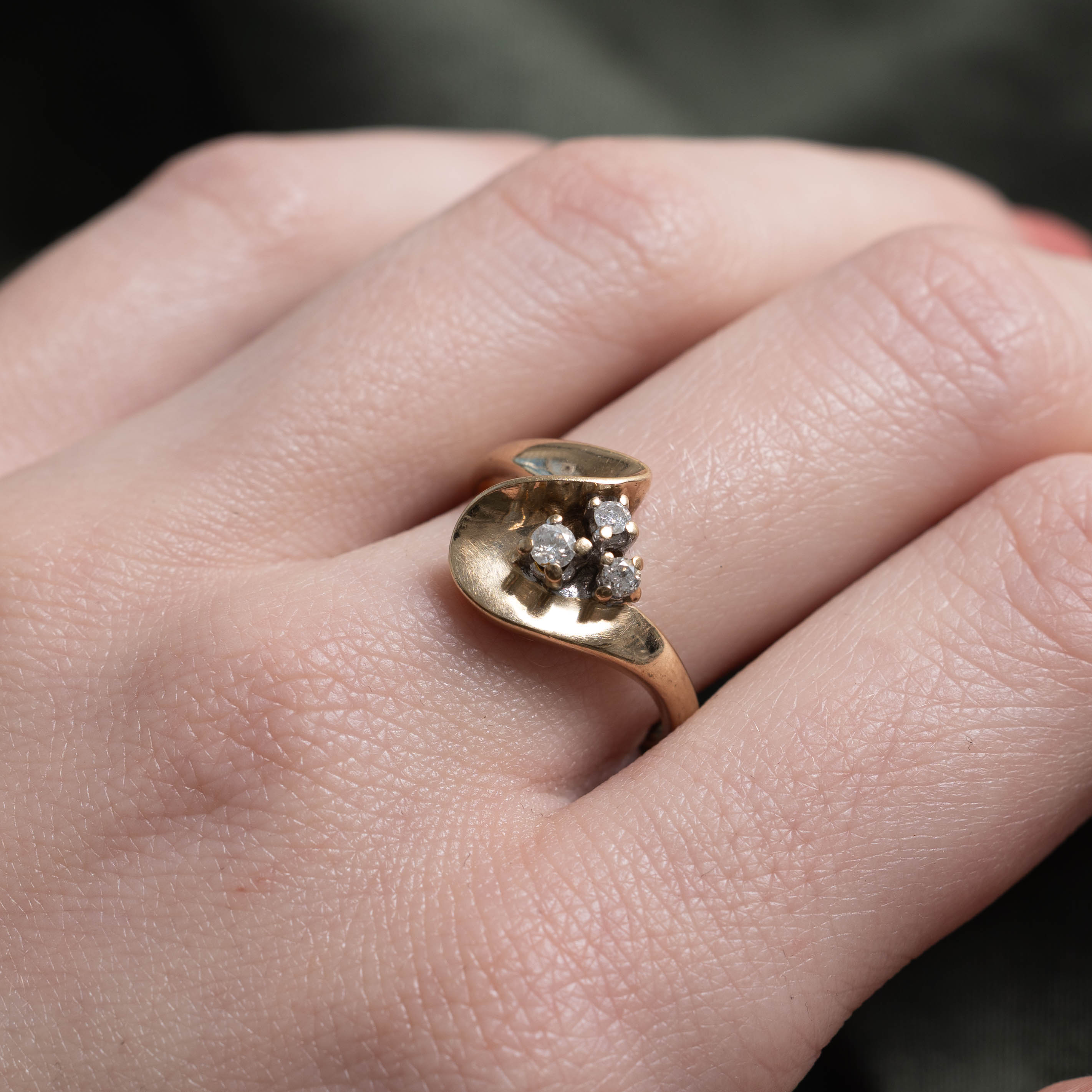 10k Three Stone Diamond Wave Ring | SZ 7.25