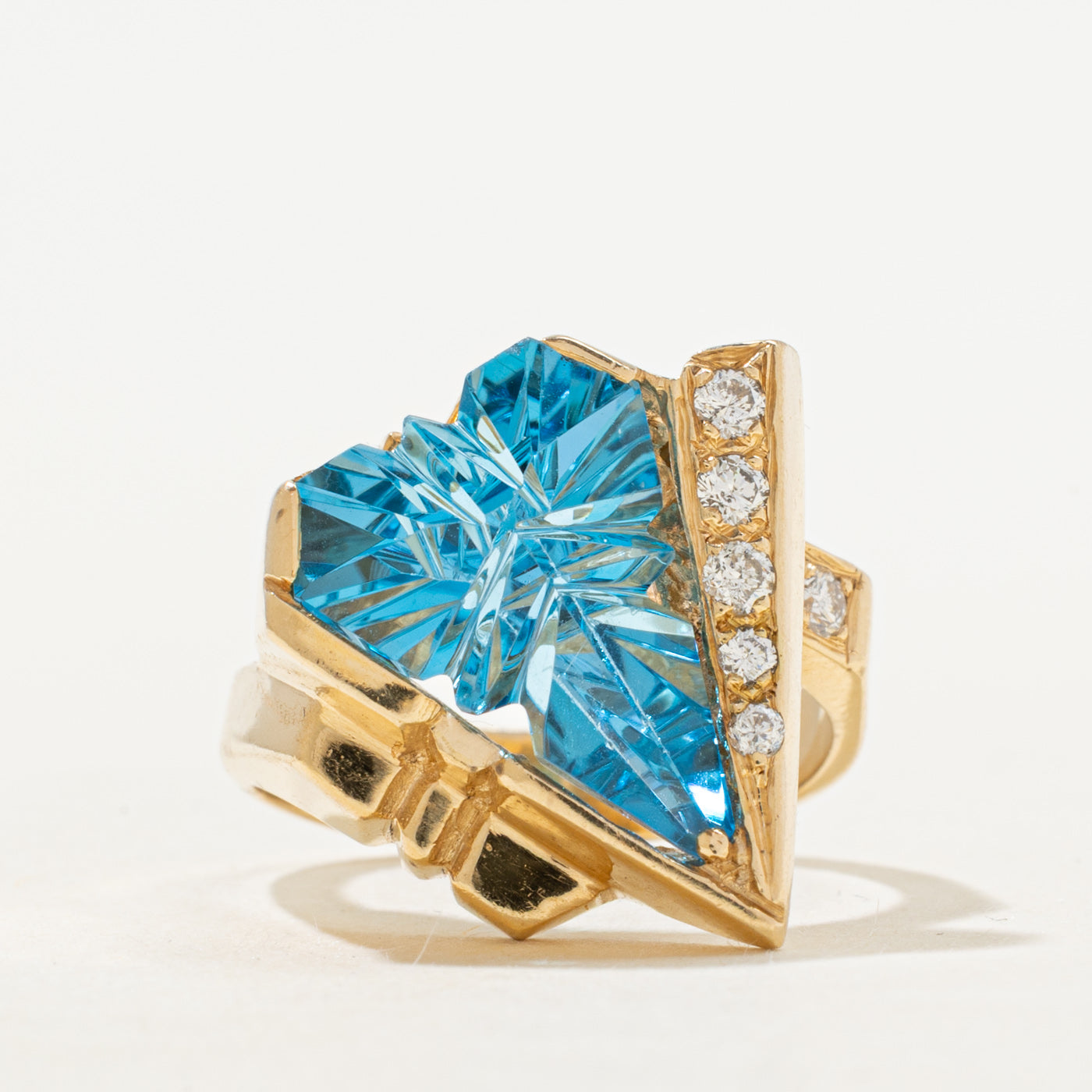 Bague cocktail en topaze bleue et diamants | 6,30 ct, 0,15 ct au total | Taille 7