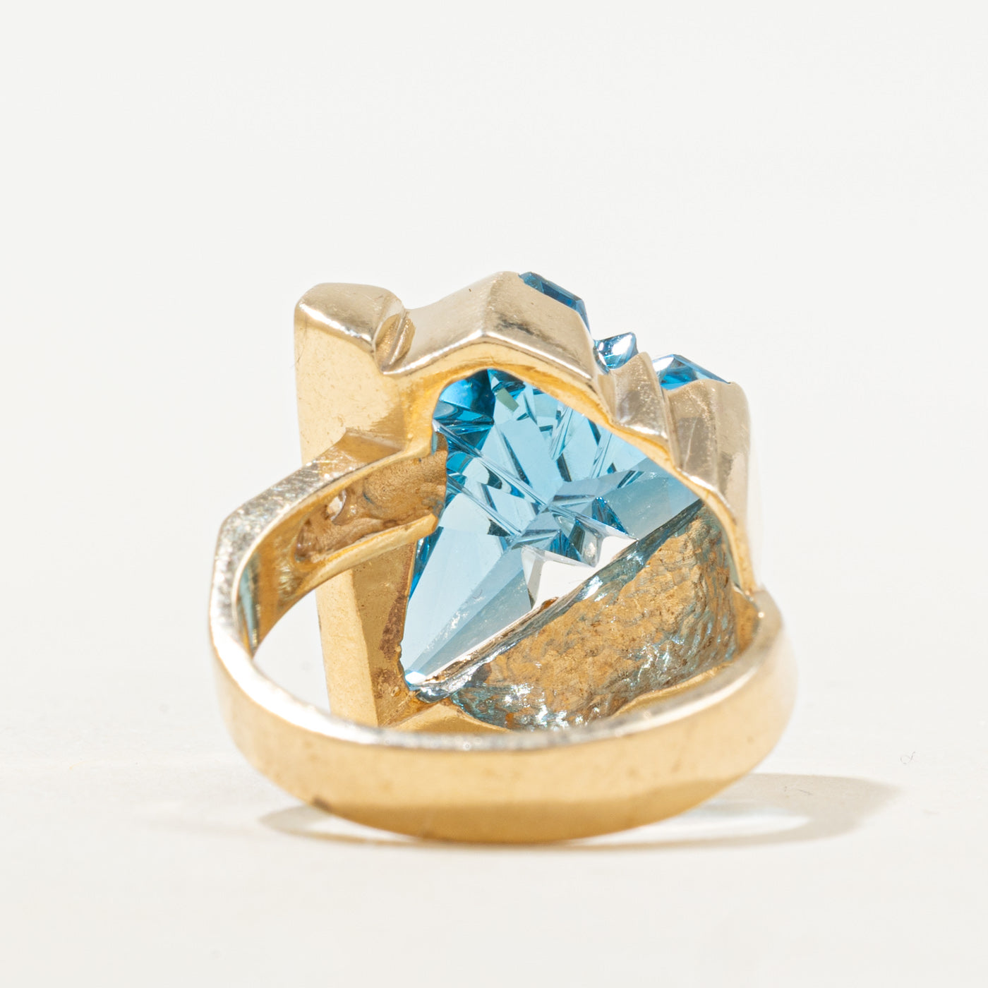 Bague cocktail en topaze bleue et diamants | 6,30 ct, 0,15 ct au total | Taille 7