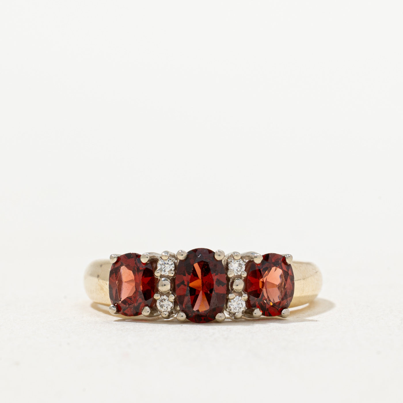 Bague « Birks » trois pierres en grenat et diamants | 0,04 ct, 1,15 ct | Taille 7,25