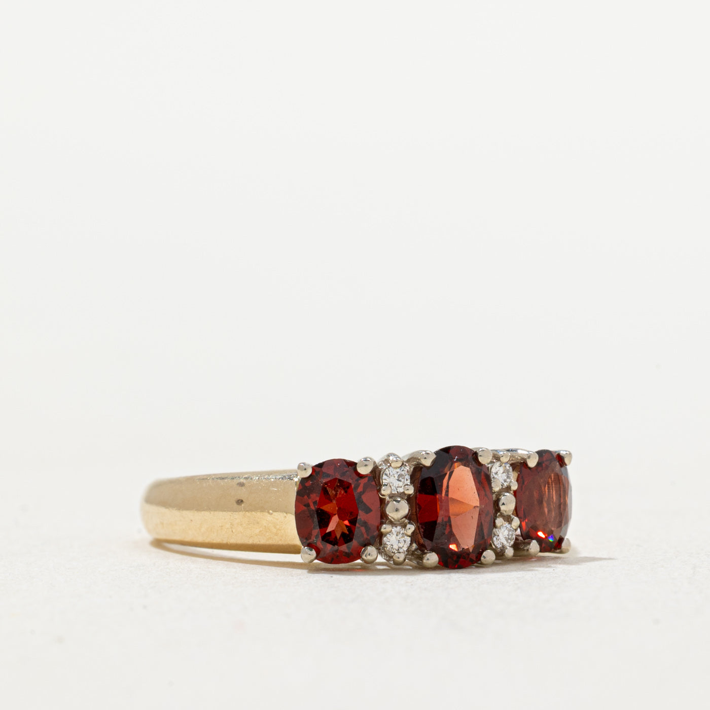 Bague « Birks » trois pierres en grenat et diamants | 0,04 ct, 1,15 ct | Taille 7,25