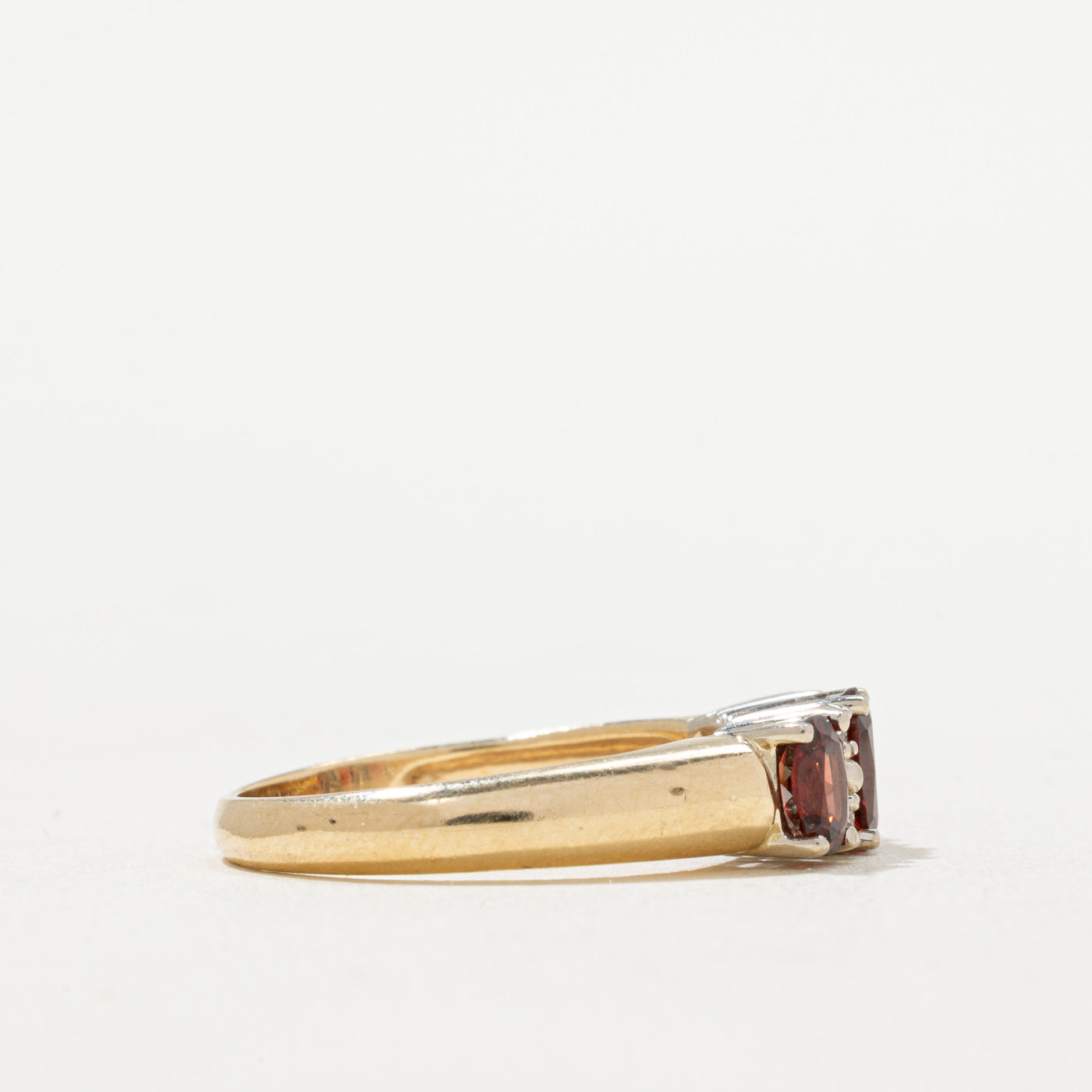 Bague « Birks » trois pierres en grenat et diamants | 0,04 ct, 1,15 ct | Taille 7,25