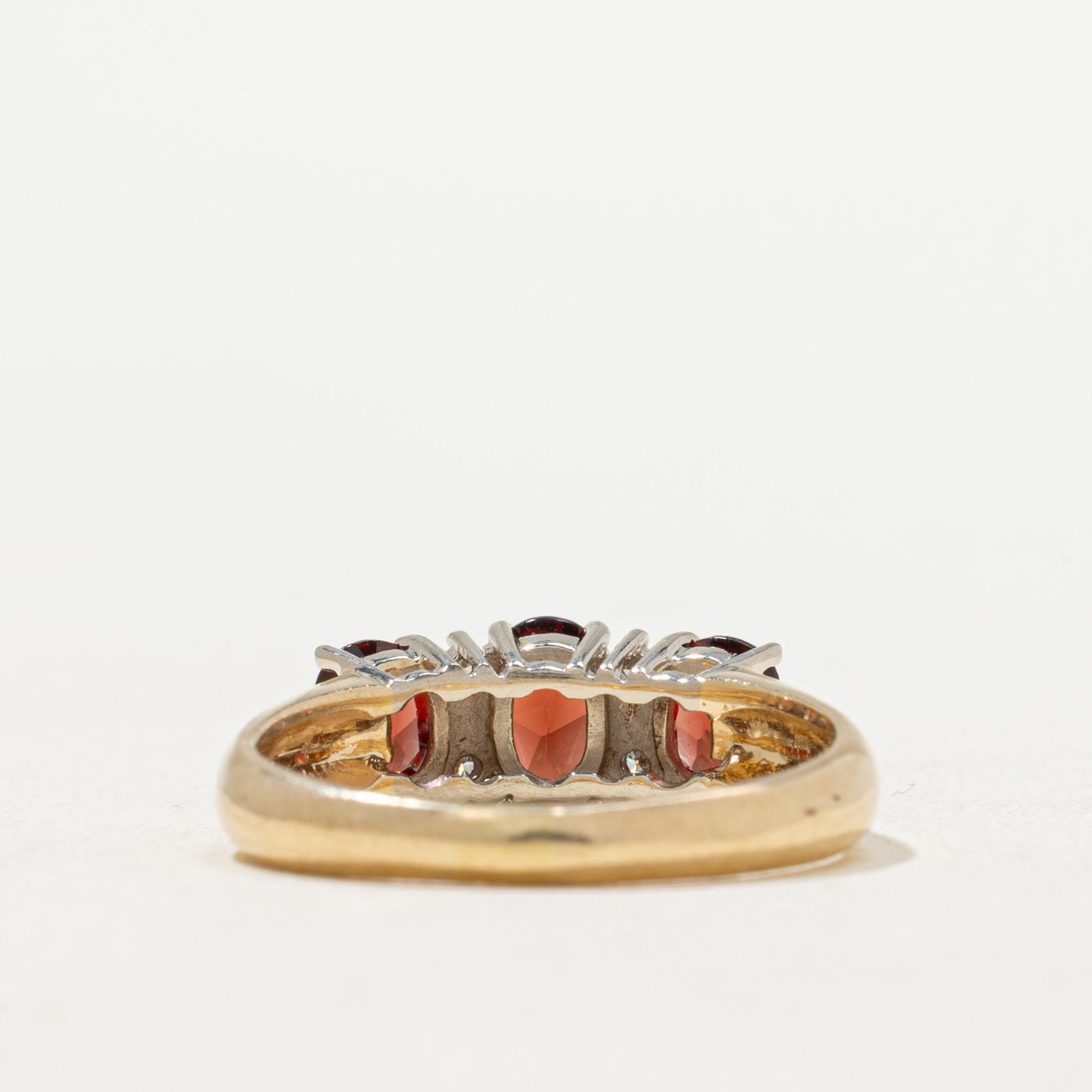 Bague « Birks » trois pierres en grenat et diamants | 0,04 ct, 1,15 ct | Taille 7,25