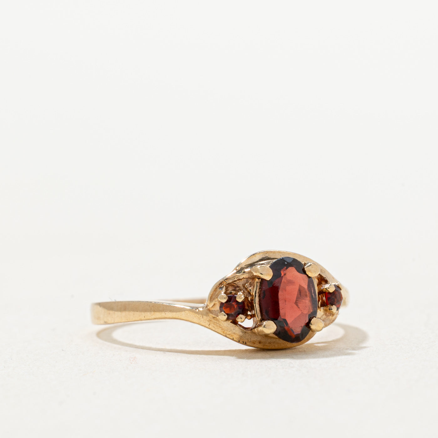 Oval Cut Garnet Tapered Ring | 0.36ctw | SZ 6.5