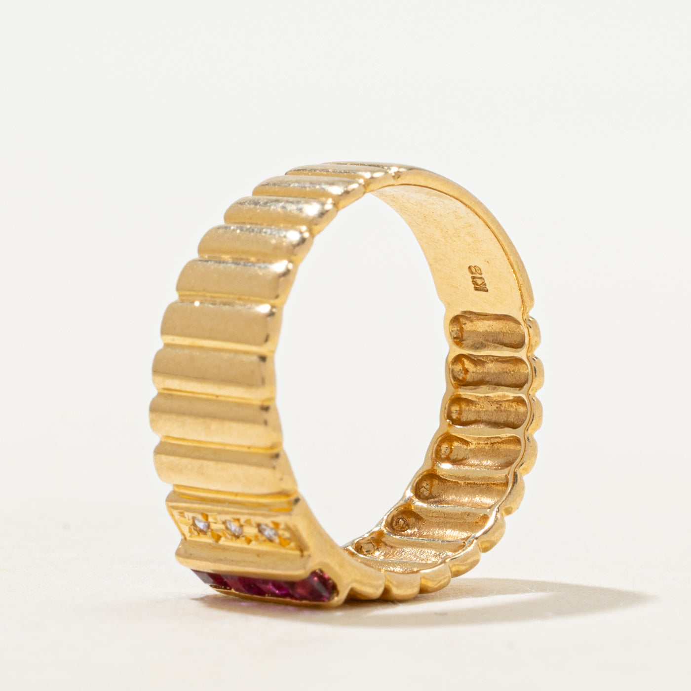 18k Ruby & Diamond Column Fluted Band | 0.12ctw, 0.01ctw | SZ 5.75