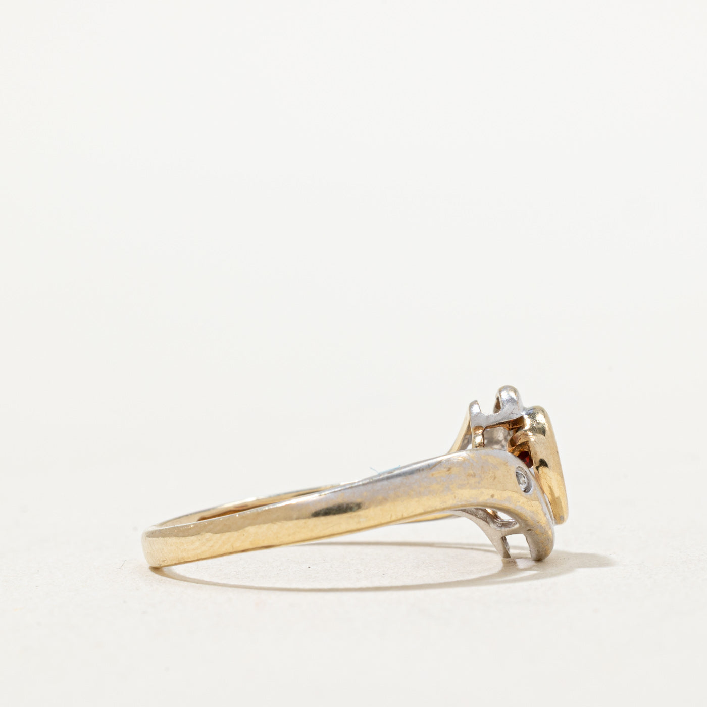 Bague sertie clos de grenats et diamants | 0,50 ct, 0,01 ct au total | Taille 7