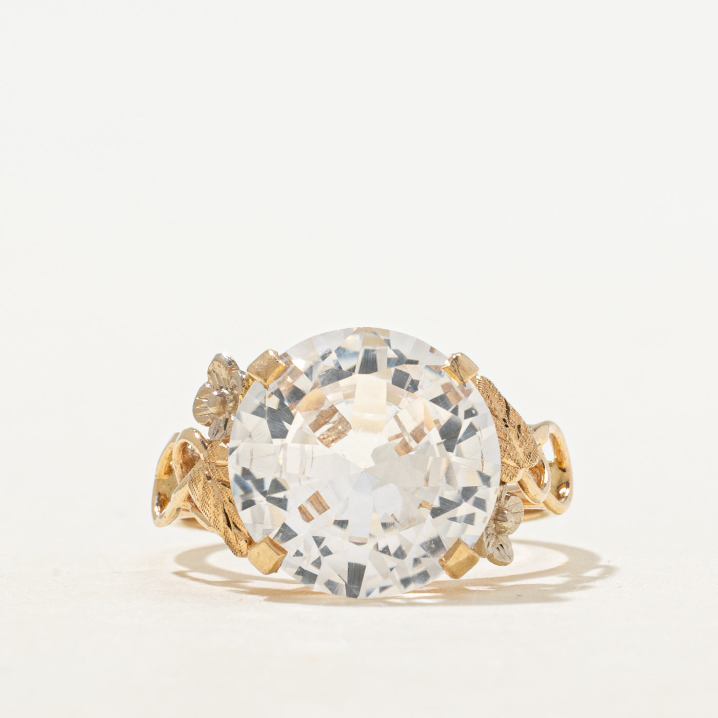Bague cocktail en saphir blanc synthétique à gravure florale | 5,90 ct | Taille 6