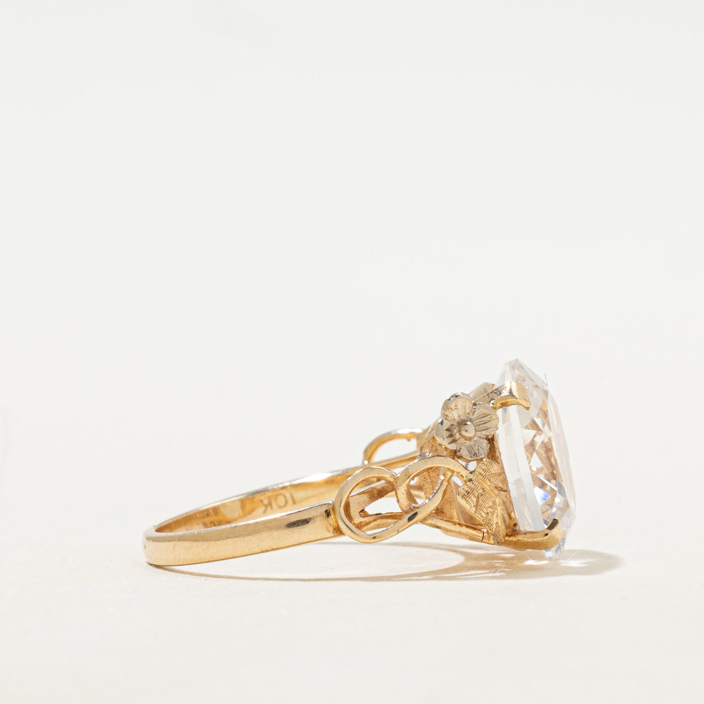 Bague cocktail en saphir blanc synthétique à gravure florale | 5,90 ct | Taille 6
