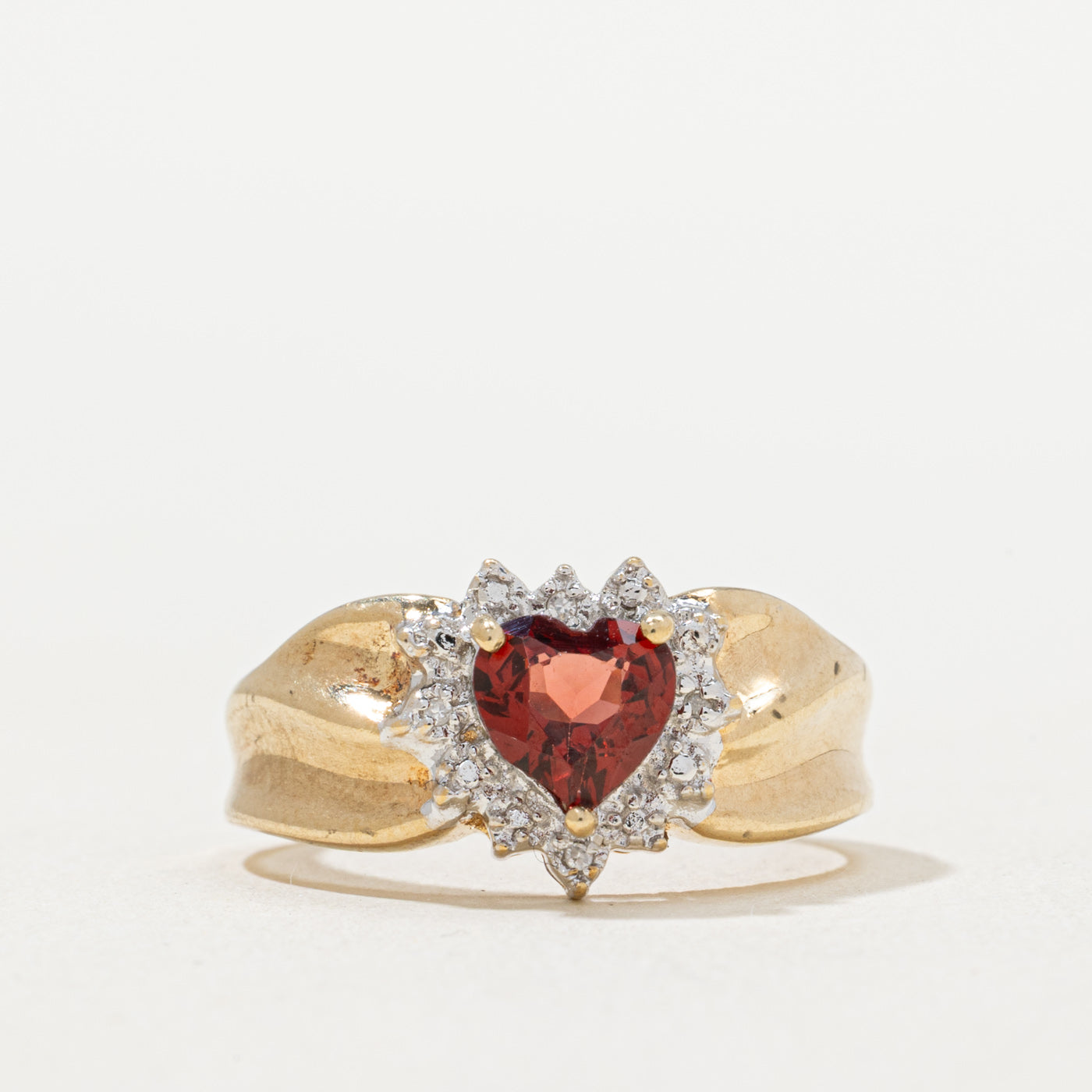 Bague en forme de pétale avec grenat taille cœur et diamants | 0,85 ct, 0,02 ct au total | Taille 6,75