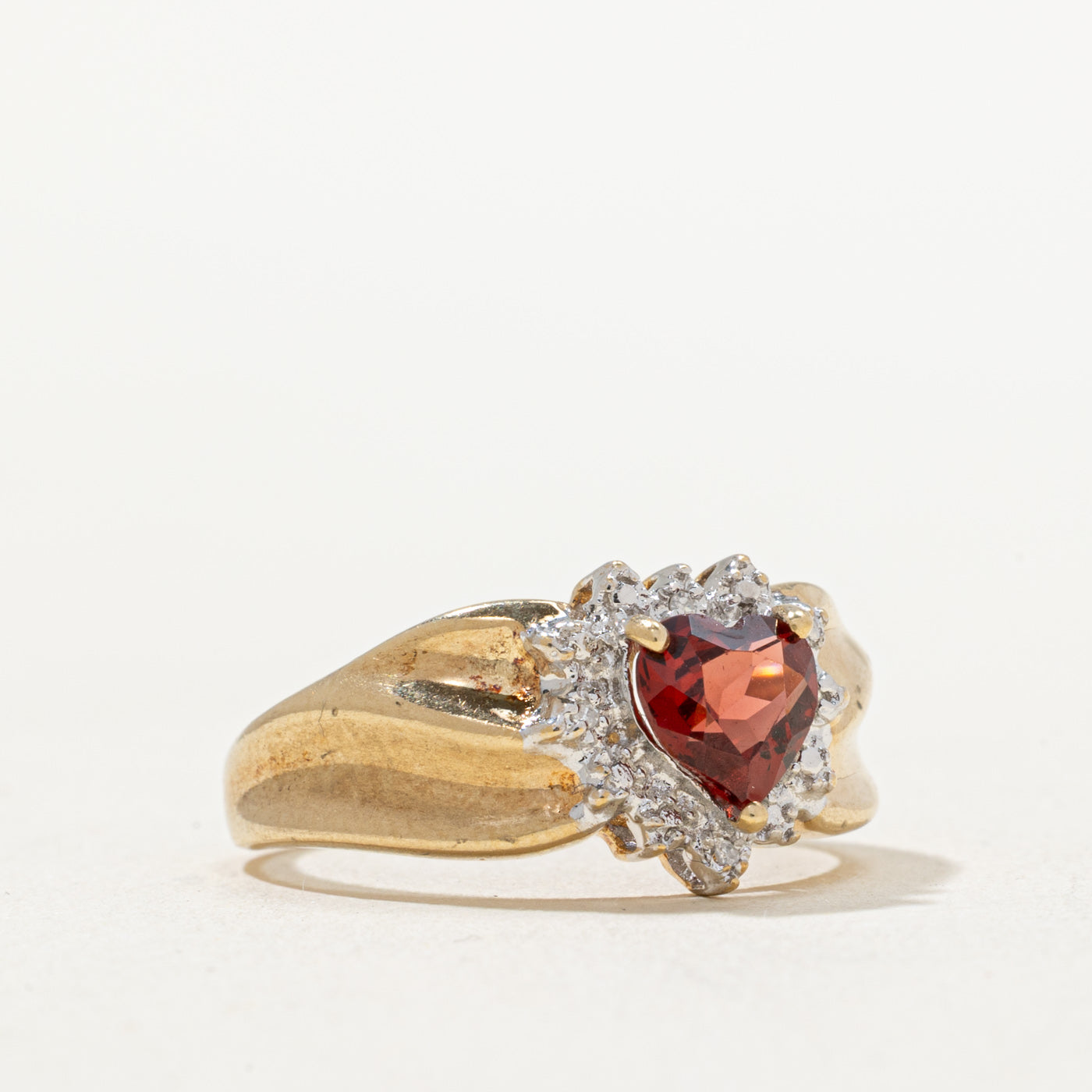 Bague en forme de pétale avec grenat taille cœur et diamants | 0,85 ct, 0,02 ct au total | Taille 6,75