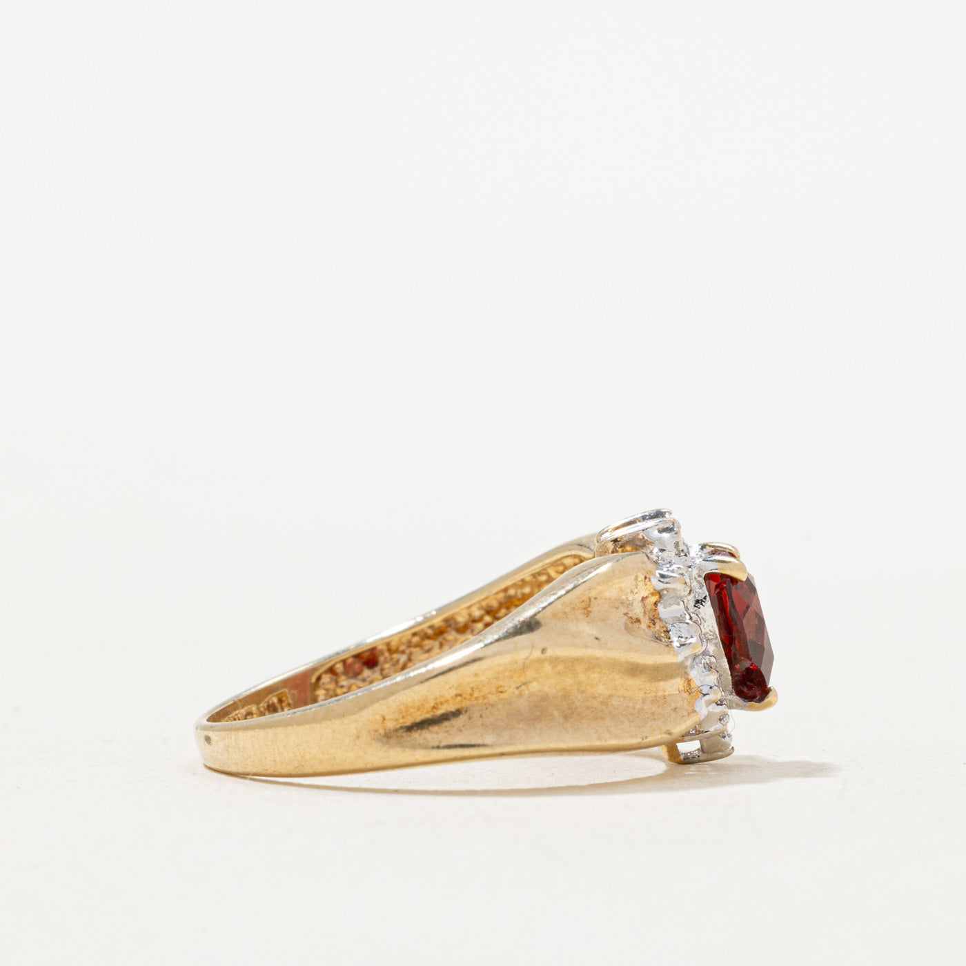 Bague en forme de pétale avec grenat taille cœur et diamants | 0,85 ct, 0,02 ct au total | Taille 6,75