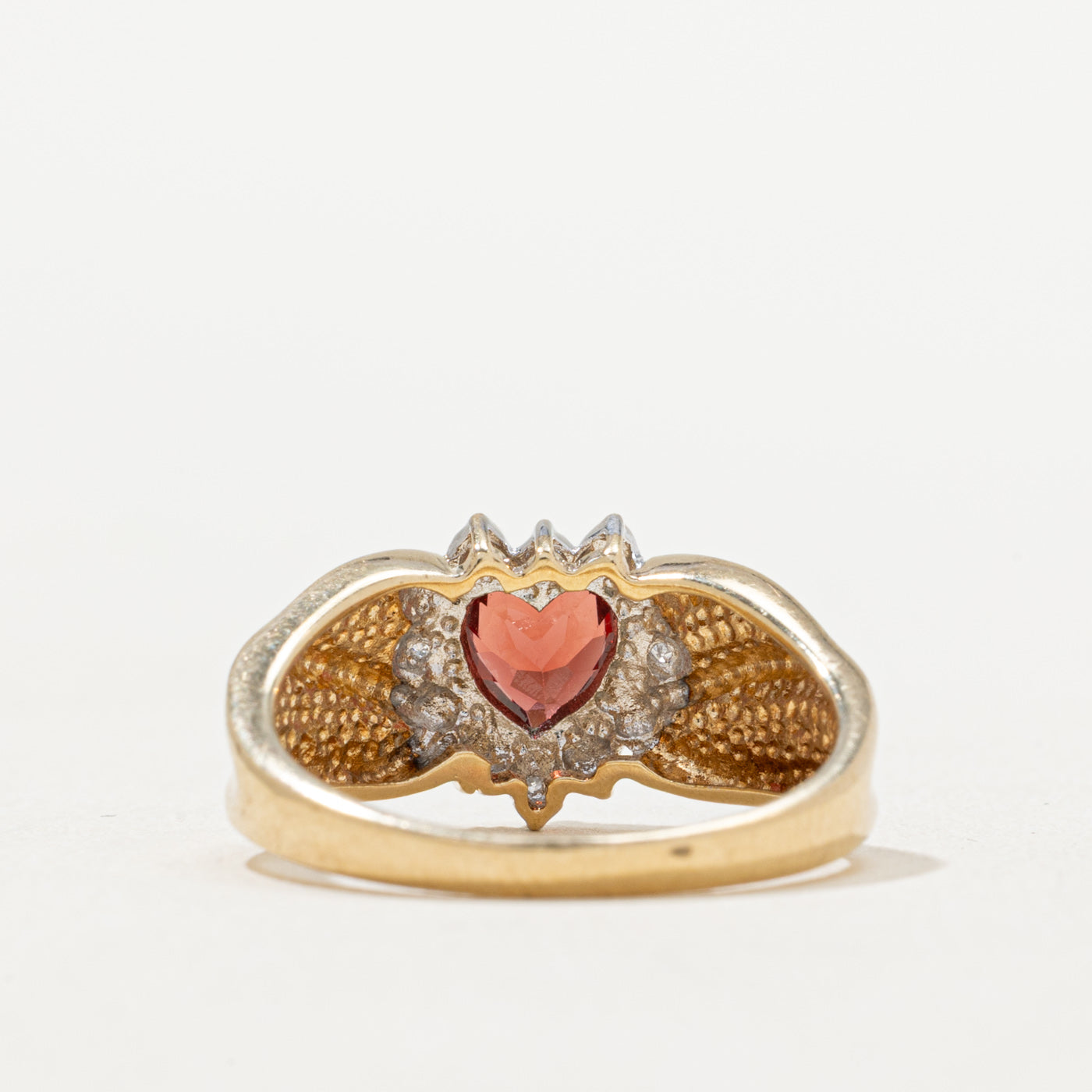 Bague en forme de pétale avec grenat taille cœur et diamants | 0,85 ct, 0,02 ct au total | Taille 6,75