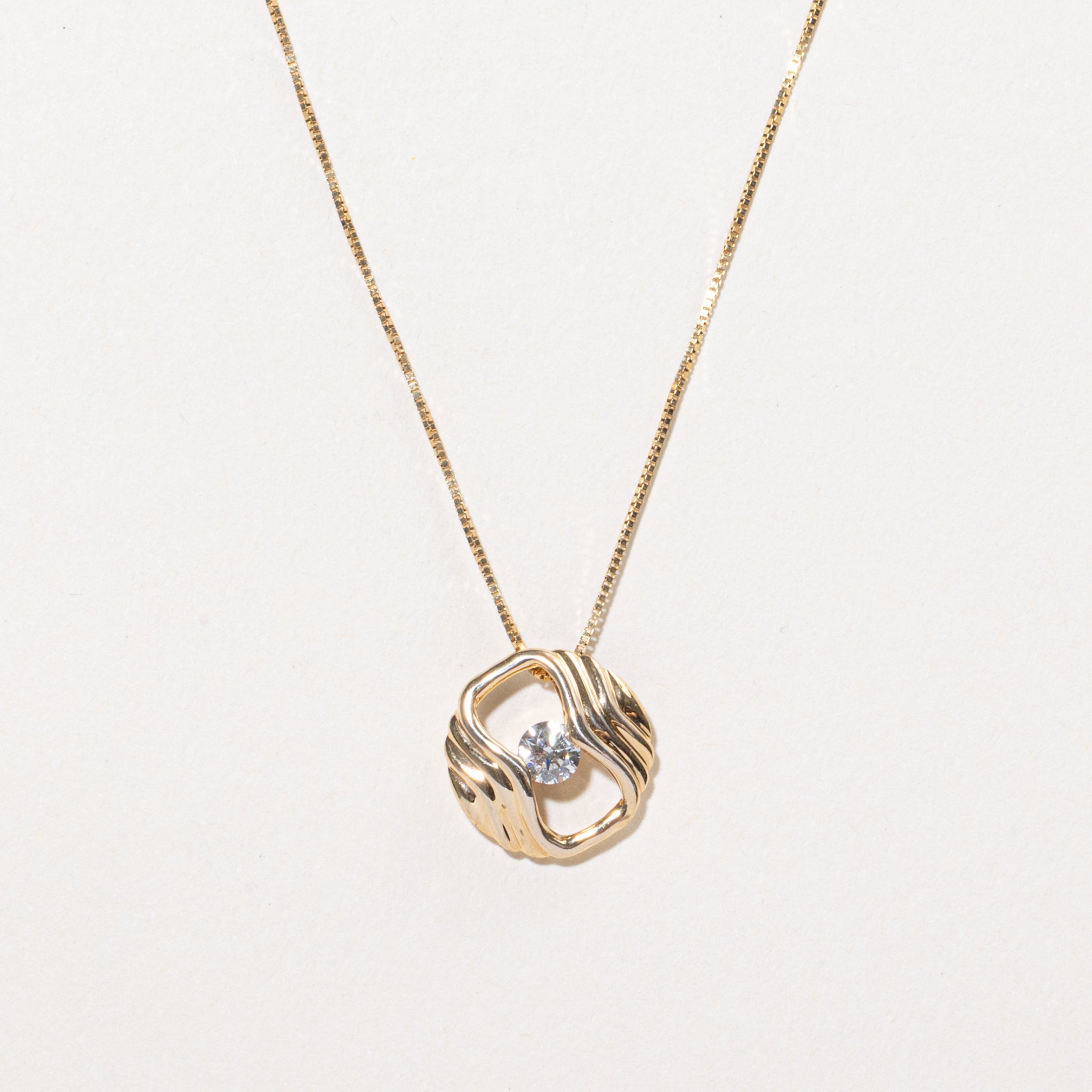 Yellow Gold Diamond Grooved Circle Pendant Necklace | 0.20ct | 18"