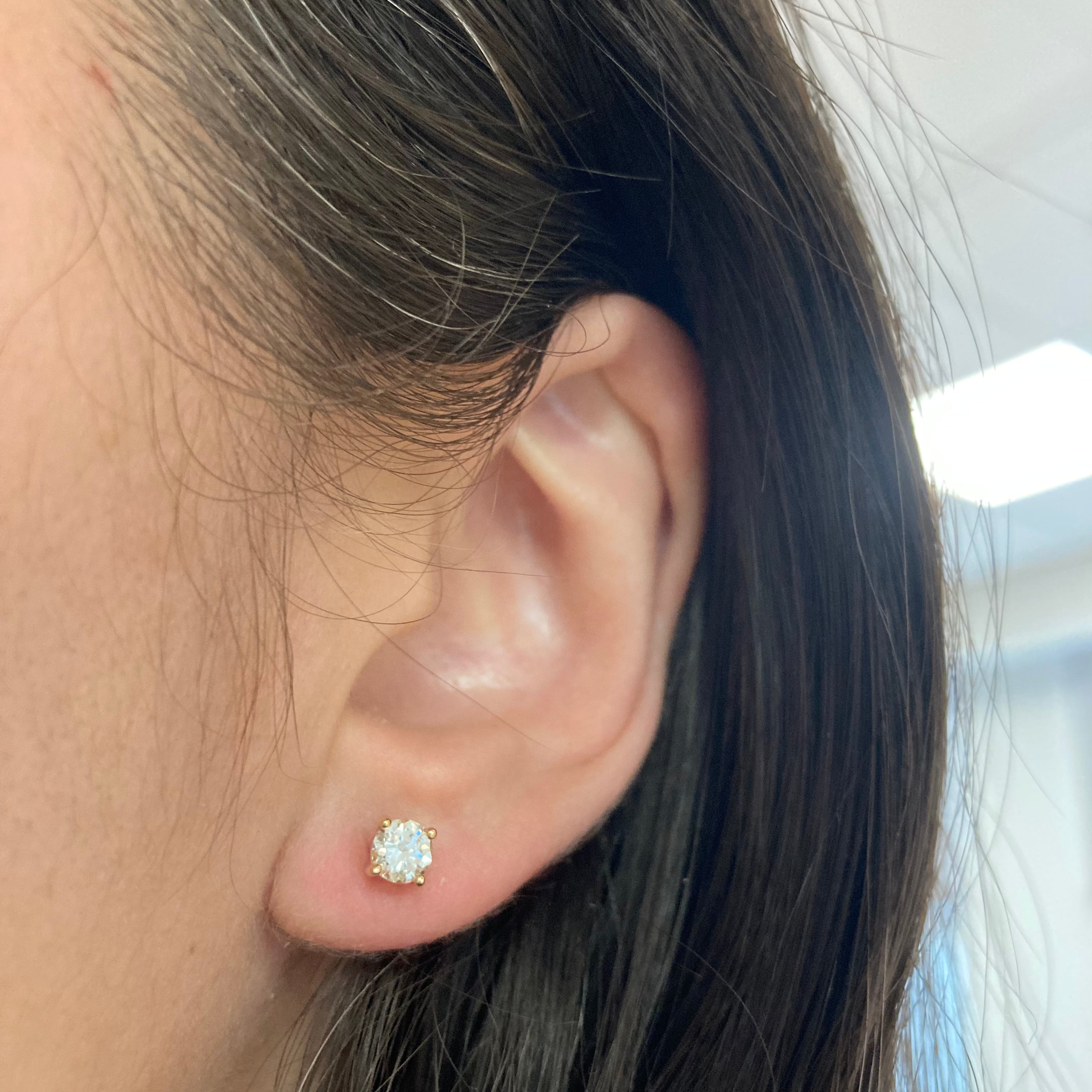Boucles d'oreilles puces en diamant solitaire classique « 100 façons » | Or jaune | 0,57 ct - 0,61 ct |