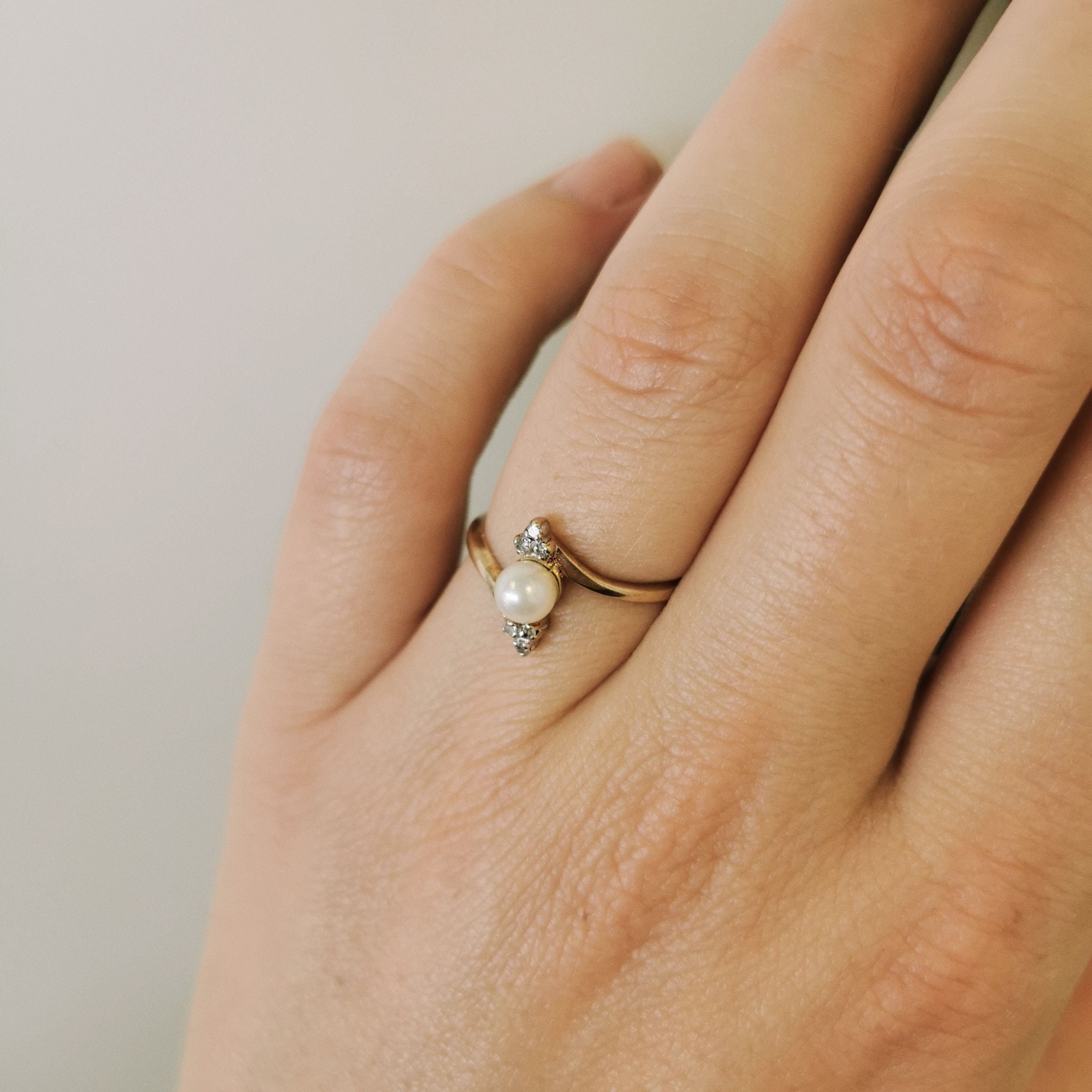 Bague croisée perle et diamant | 0,80 ct, 0,02 ct au total | Taille 6,75 |