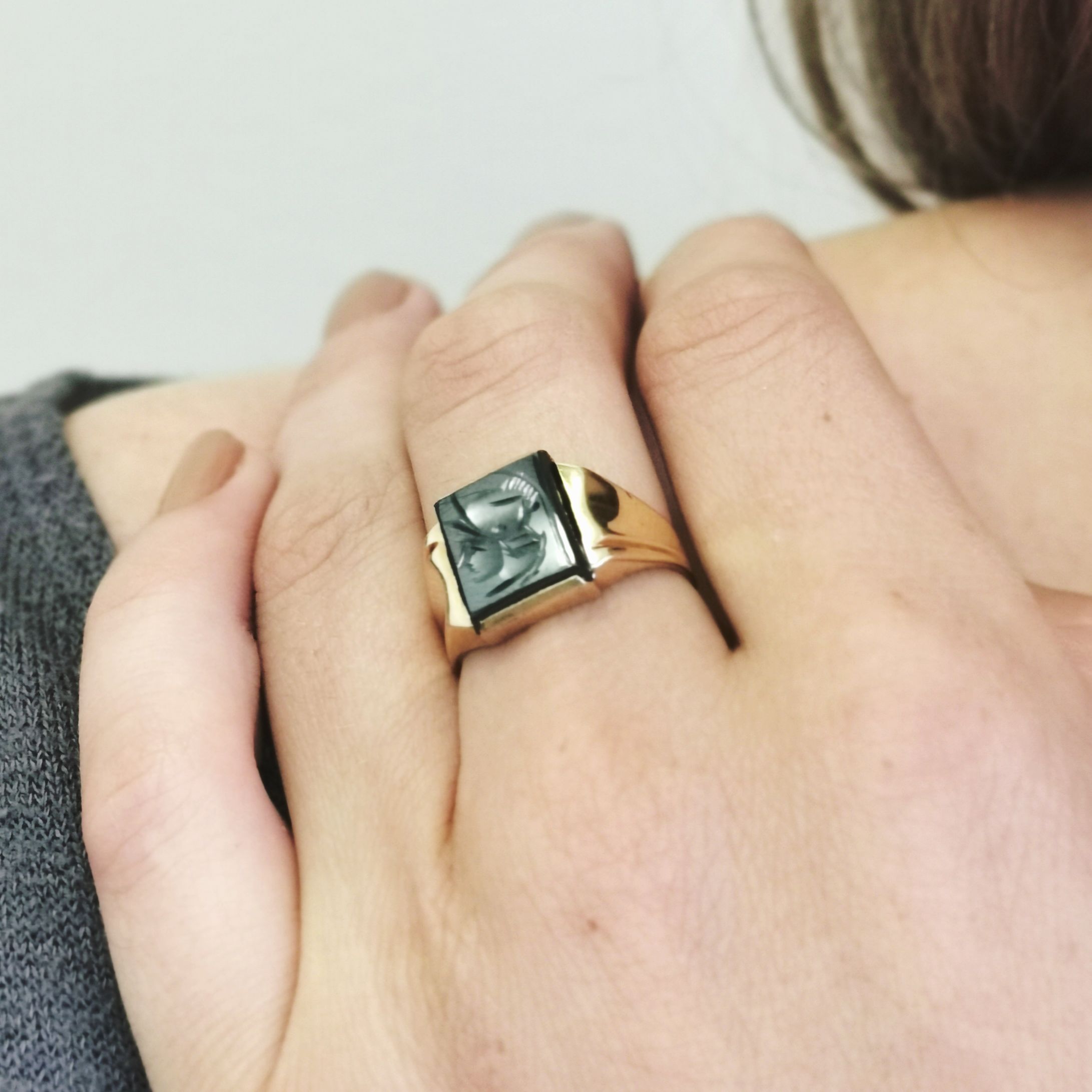 Bague en hématite intaille représentant un soldat romain, vers 1960 | 5,00 ct | Taille 8,75 |
