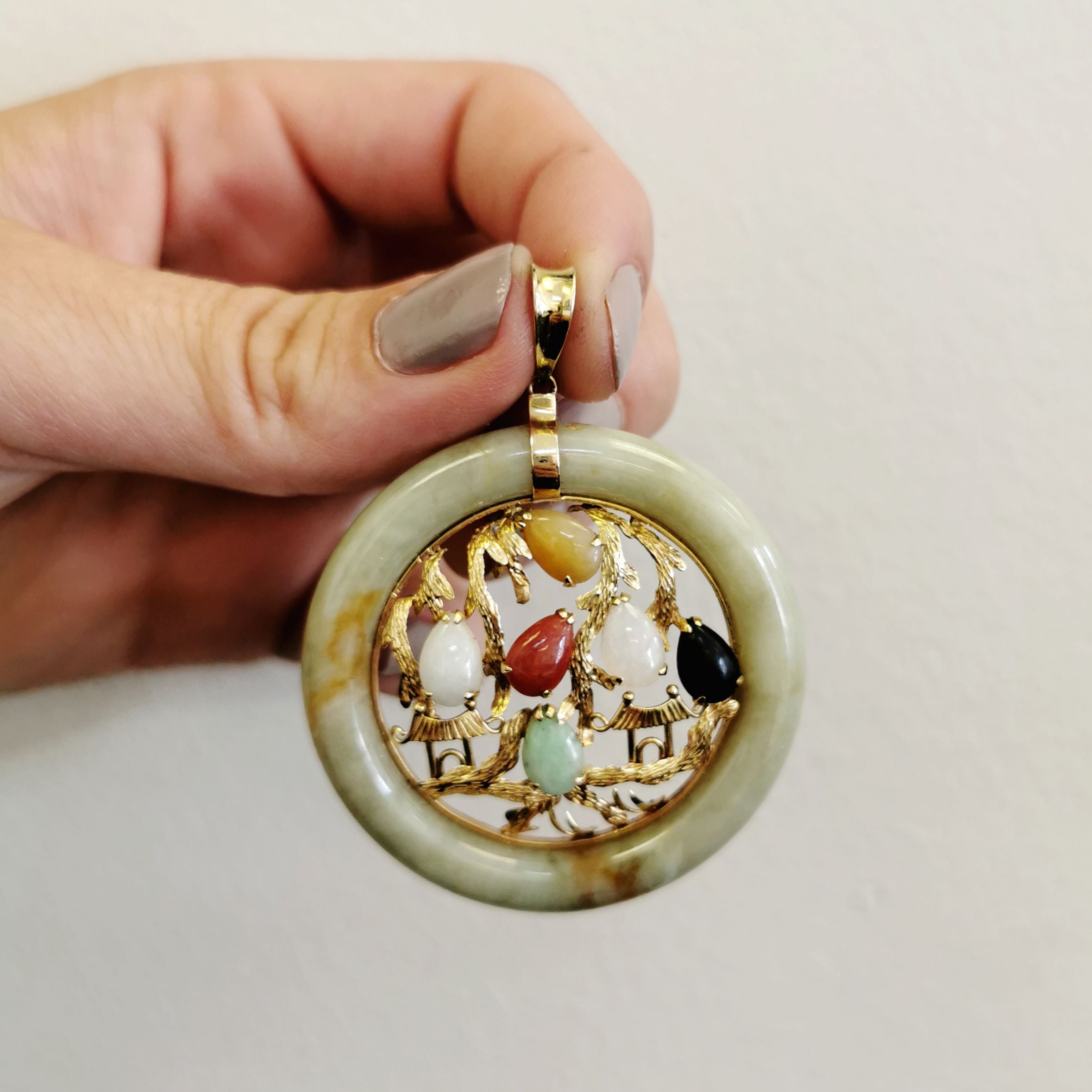 Pendentif poire en jade filigrané d'or