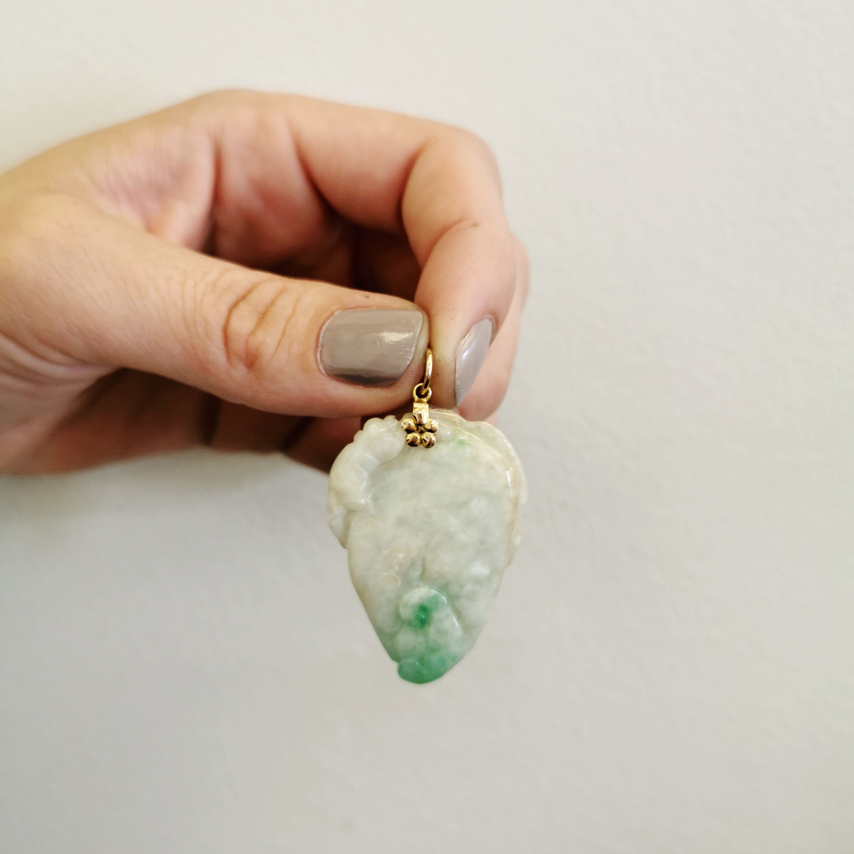 Carved Jadeite Pendant | 80.00 ct |