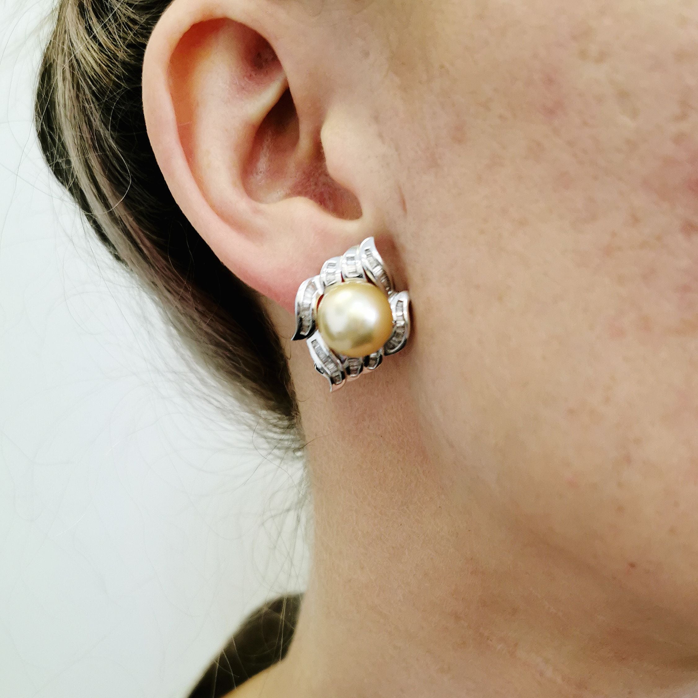 Boucles d'oreilles à clip françaises en perles de mer dorées et diamants | 1,40 ct |