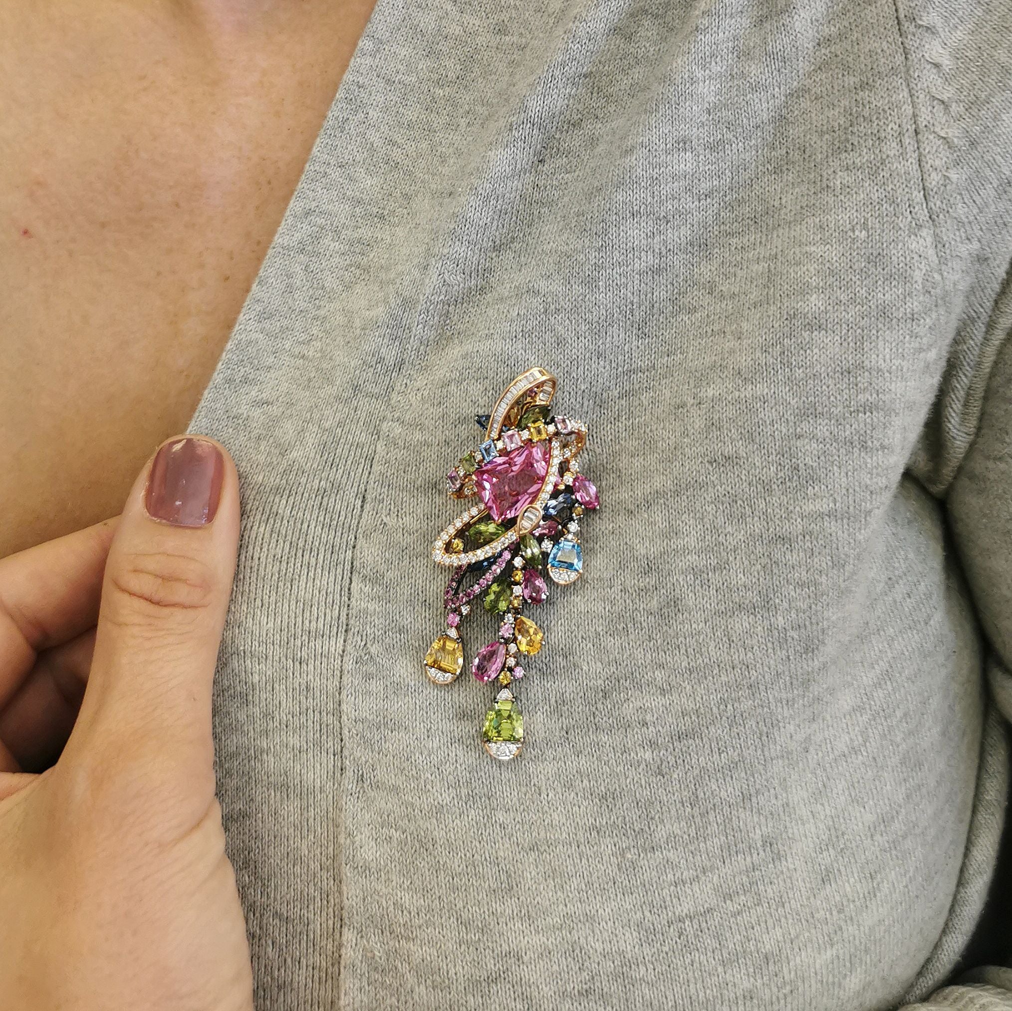 Broche multicolore fantaisie | 0,50 ct, 1,19 ct, 20,37 ct |