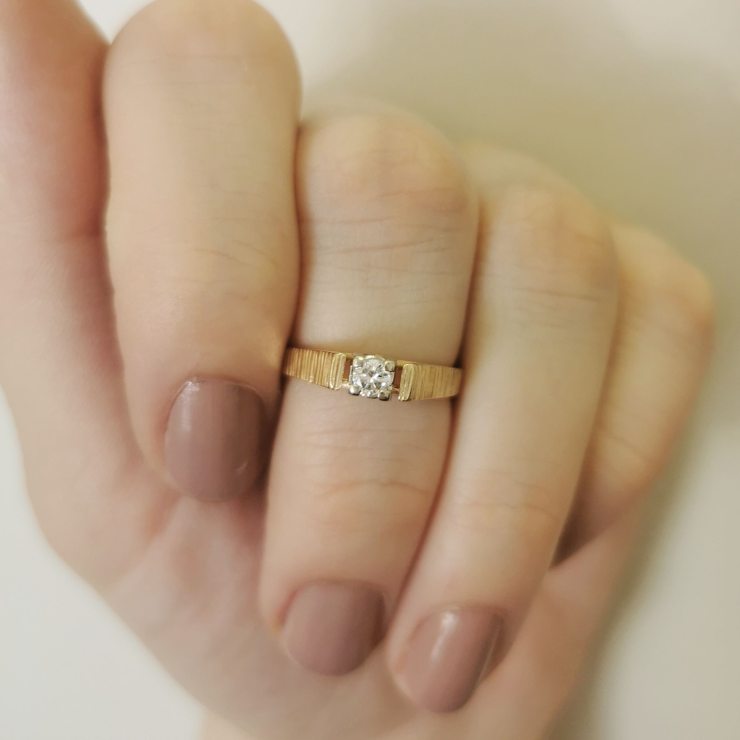 Bague solitaire diamant à anneau texturé | 0,12 ct | Taille 5,5 |
