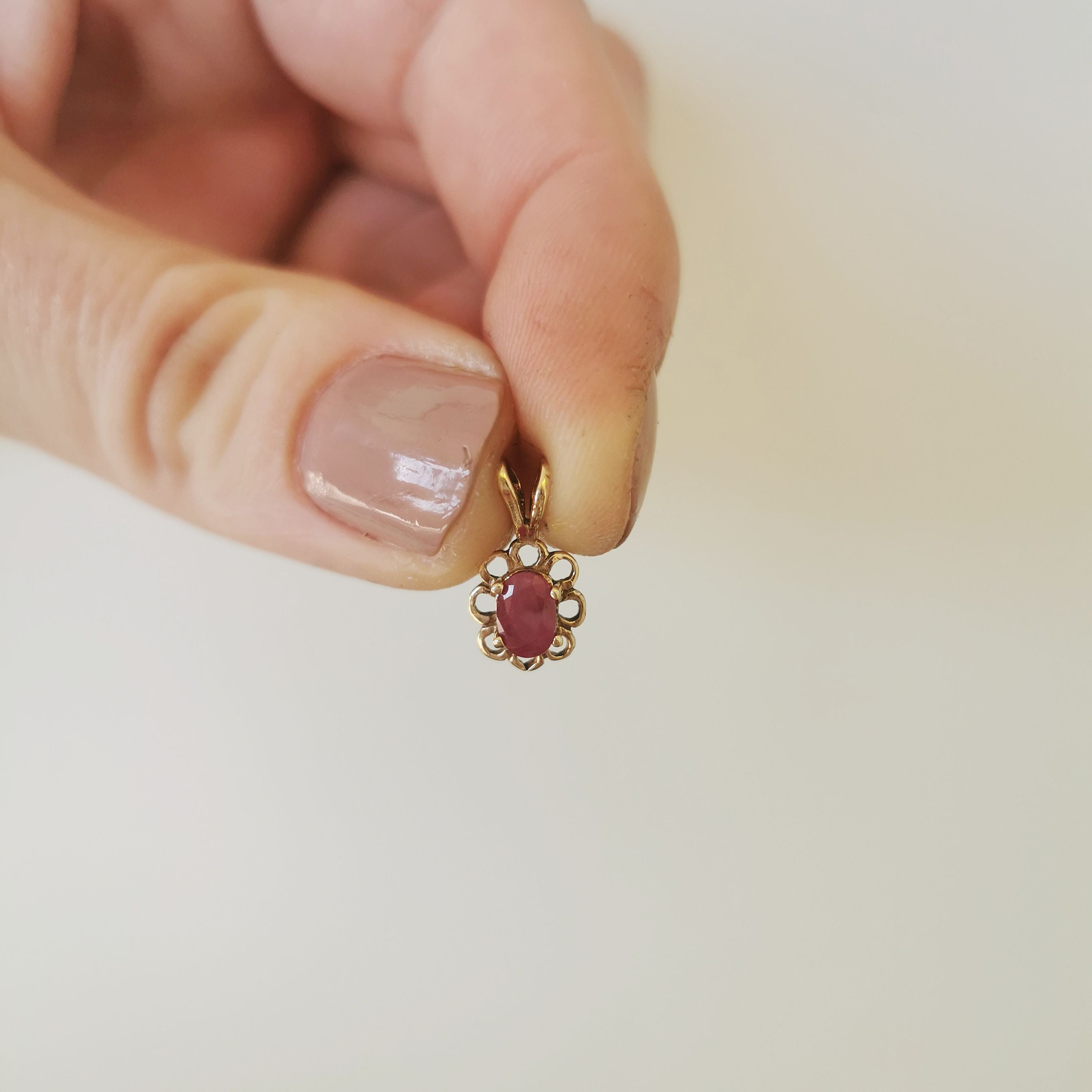 Petit pendentif rubis ovale | 0,60 ct |