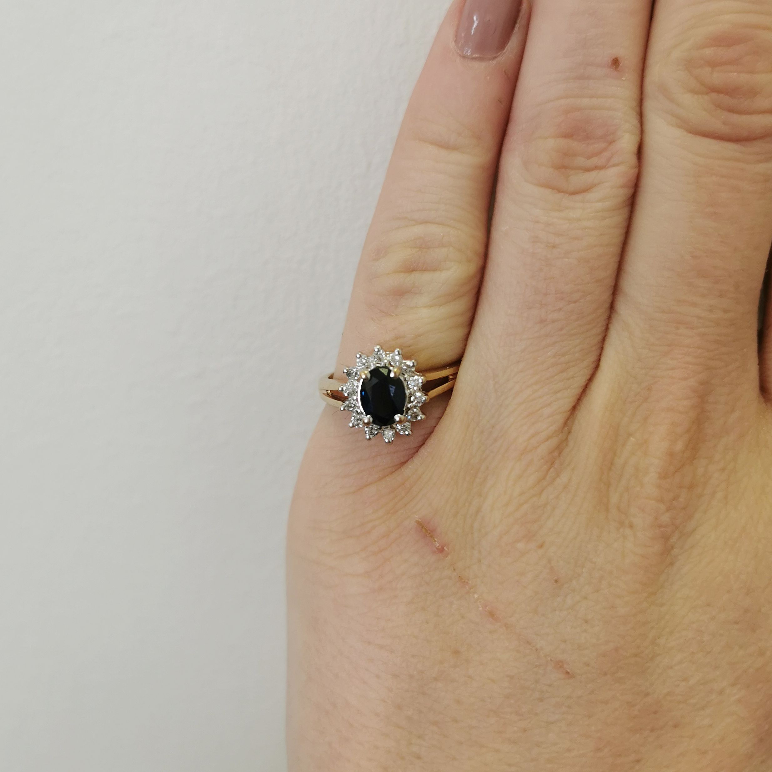 Bague à anneau fendu sertie d'un halo de saphirs et de diamants | 0,28 ct au total, 0,88 ct | Taille 5,5 |