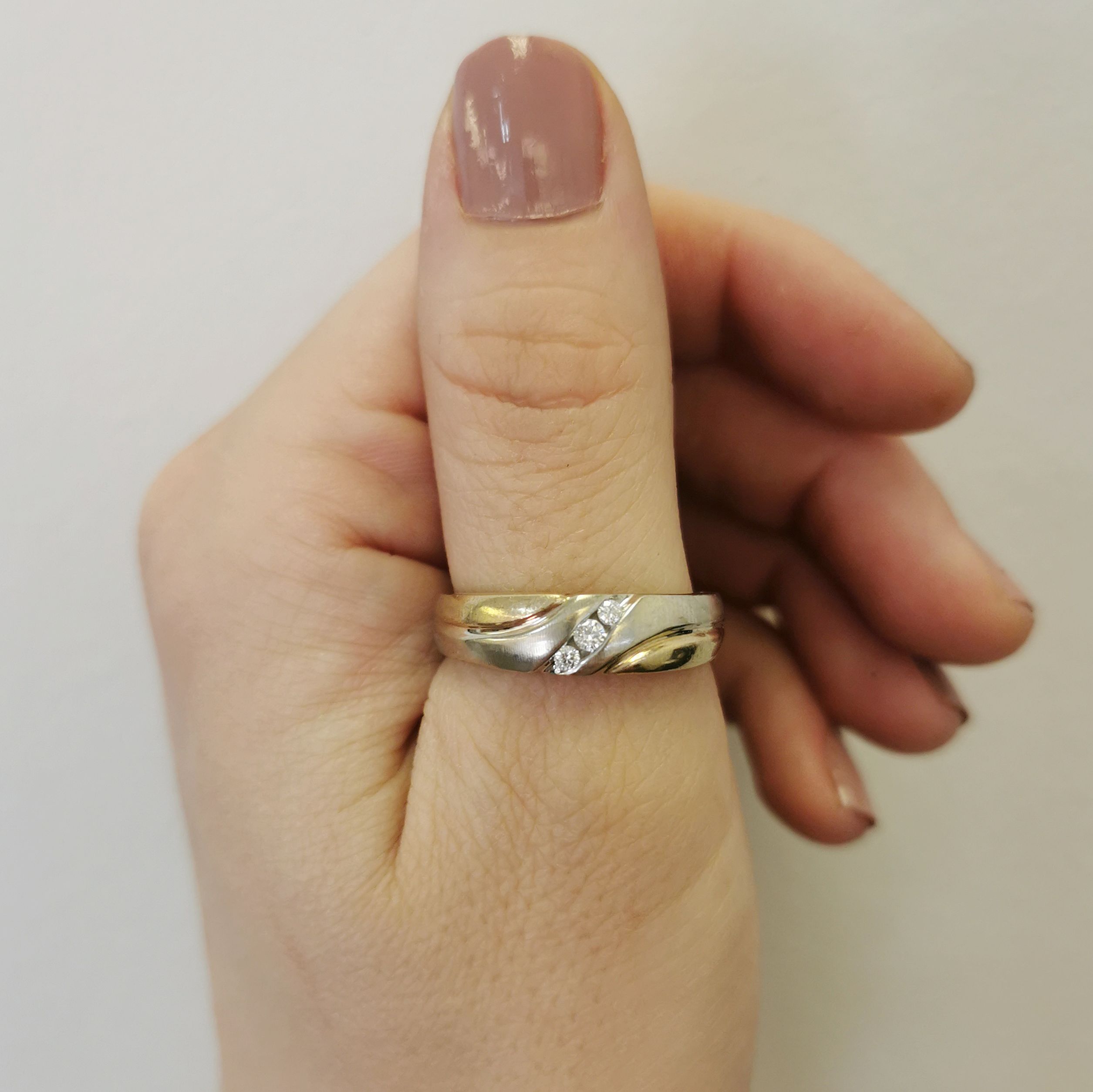 Bague trois diamants sertie en diagonale | 0,10 ct au total | Taille 11,75 |