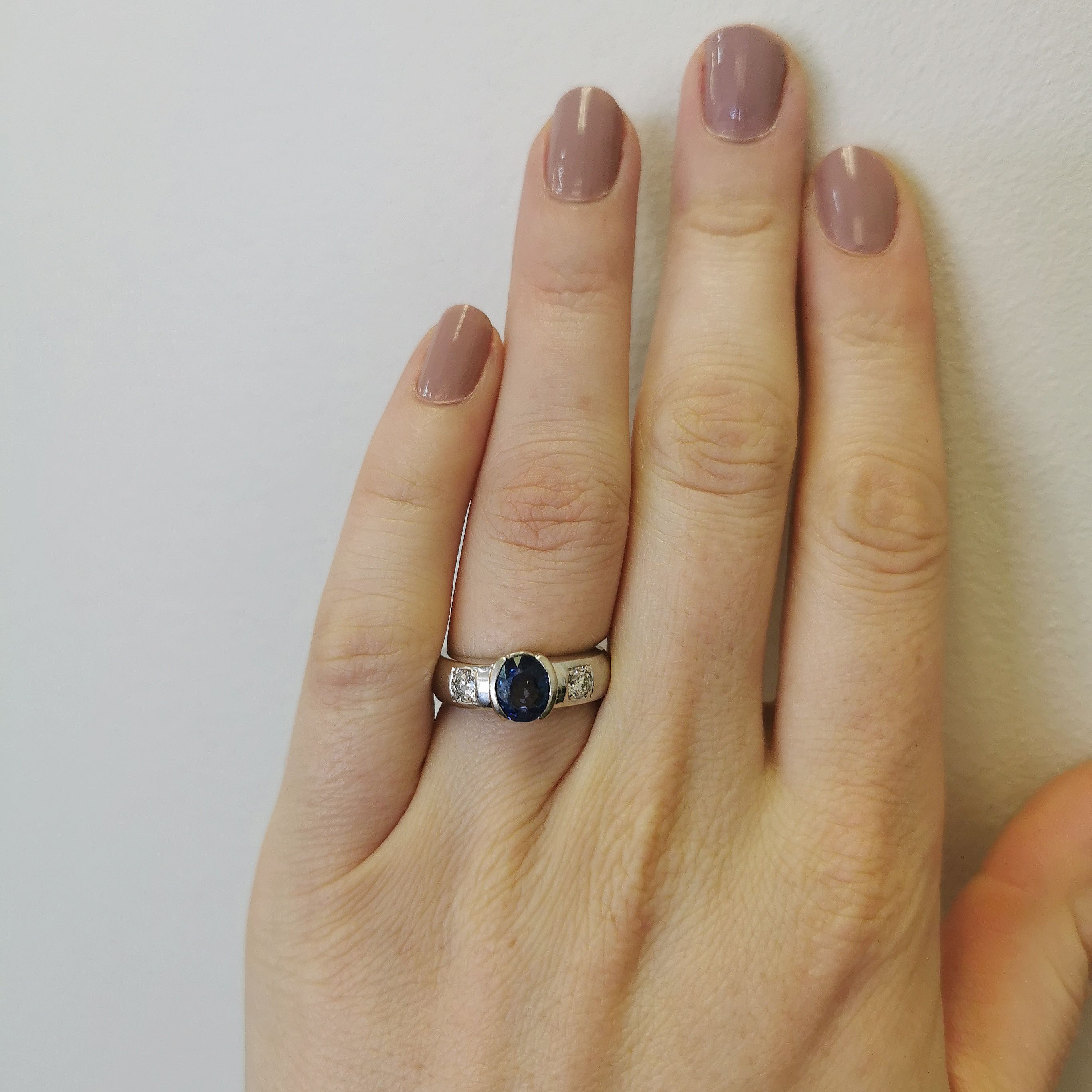 Bague trois pierres en saphir bleu et diamants sertis semi-clos | 1,50 ct, 0,30 ct au total | Taille 6,25 |