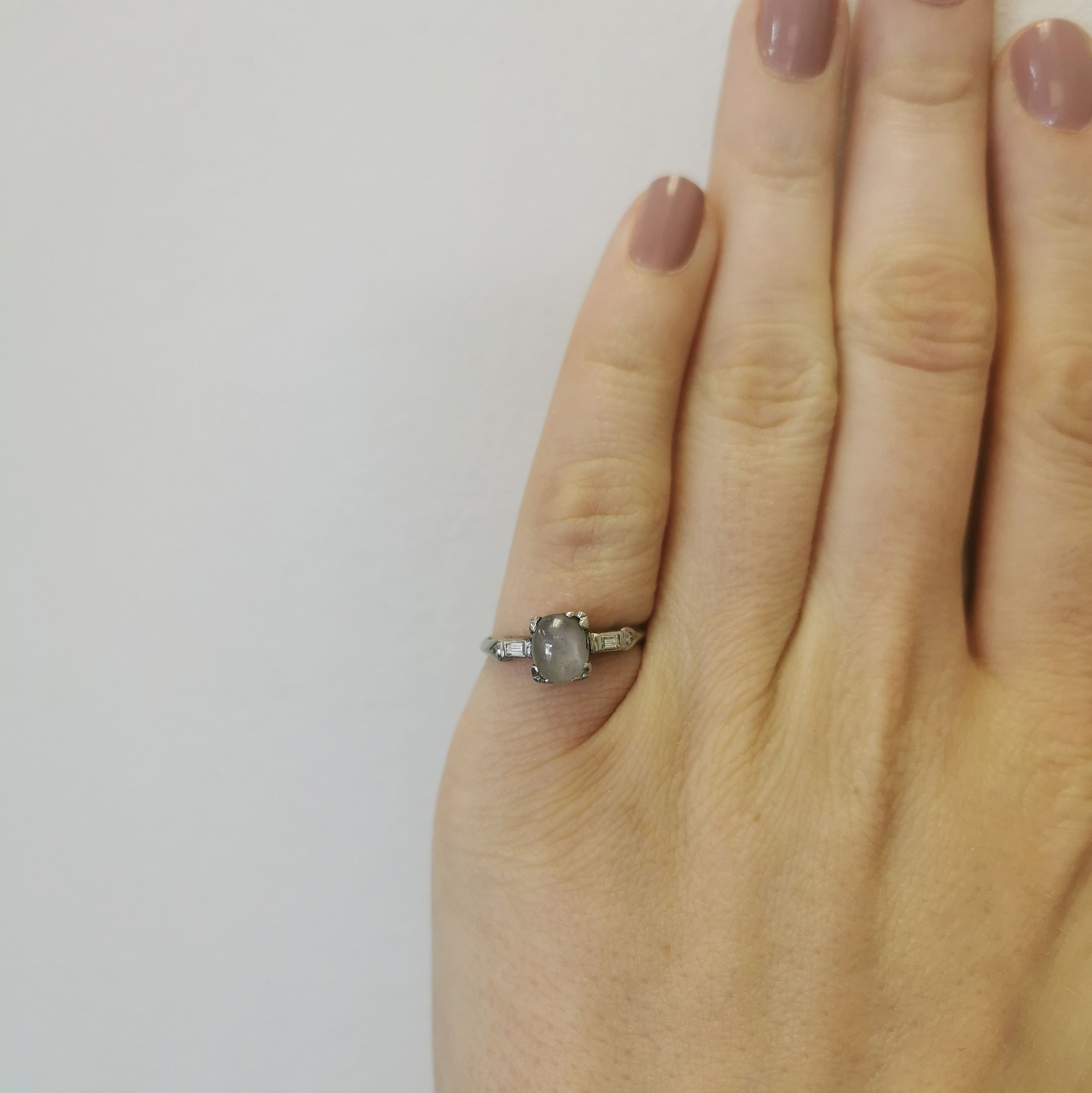 Bague Art Déco en saphir étoilé gris et diamants | 1,90 ct, 0,04 ct au total | Taille 5,25 |