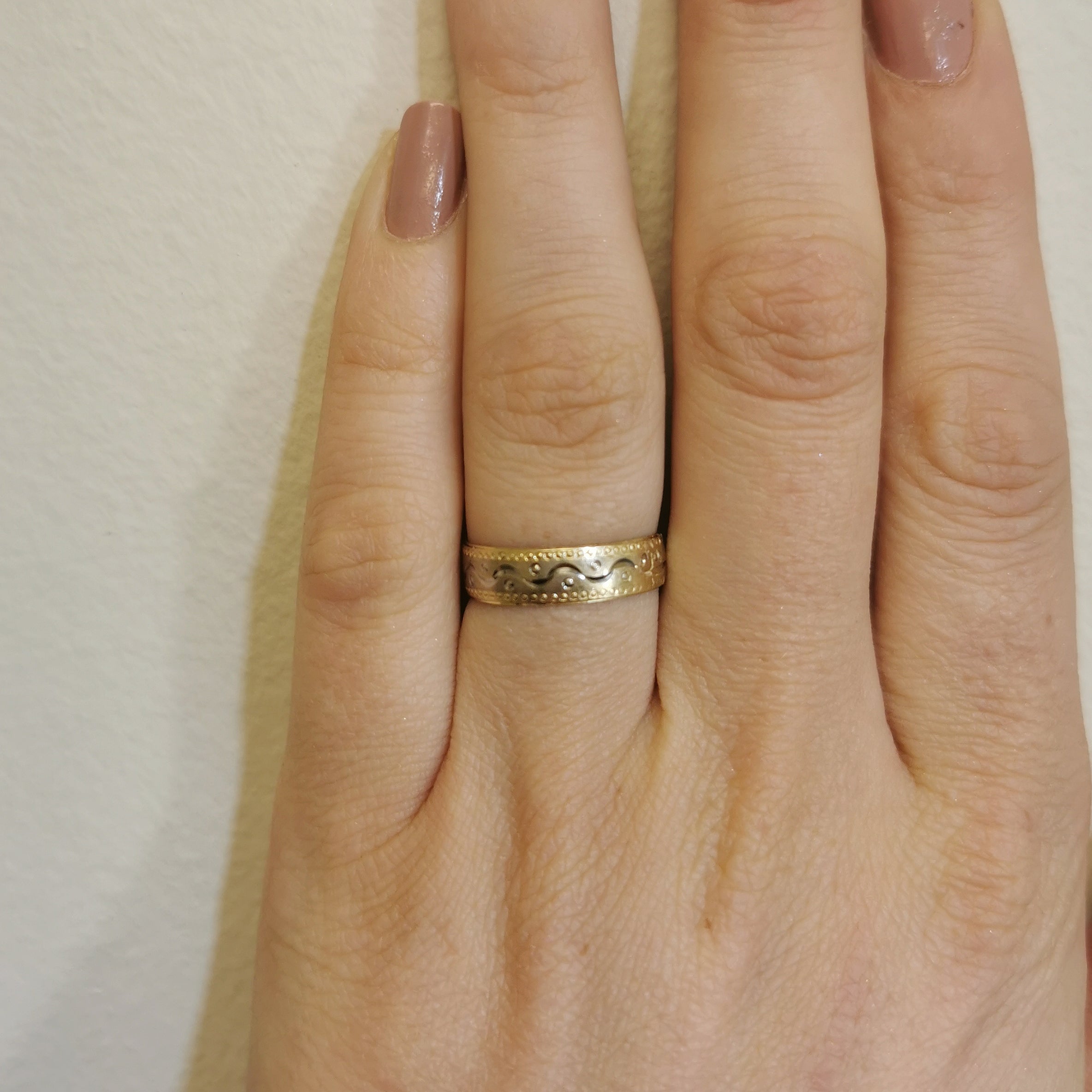 Two Tone Carved Wave Ring | SZ 7 |