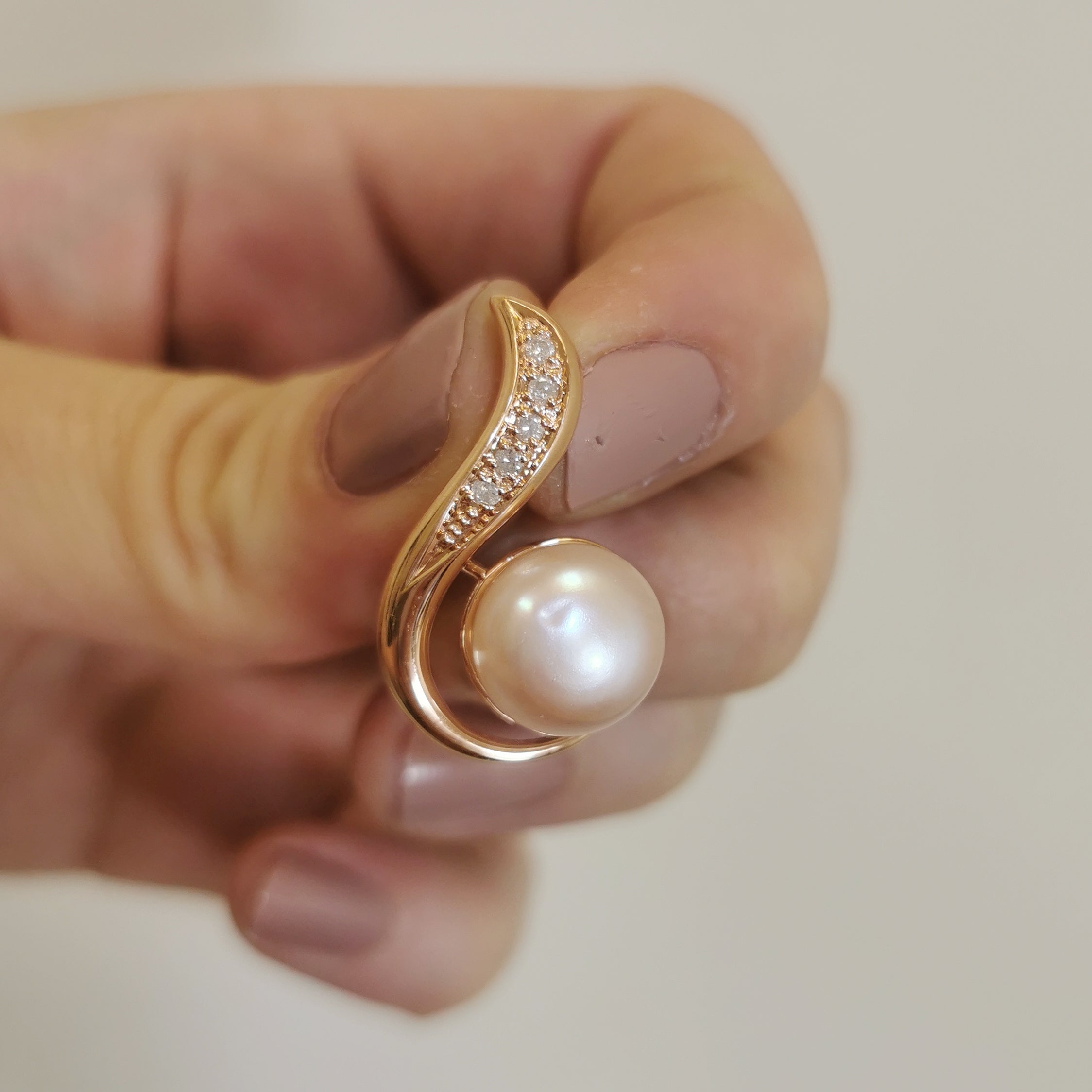 Pearl & Diamond Swoop Pendant | 7.00ct, 0.10ctw |