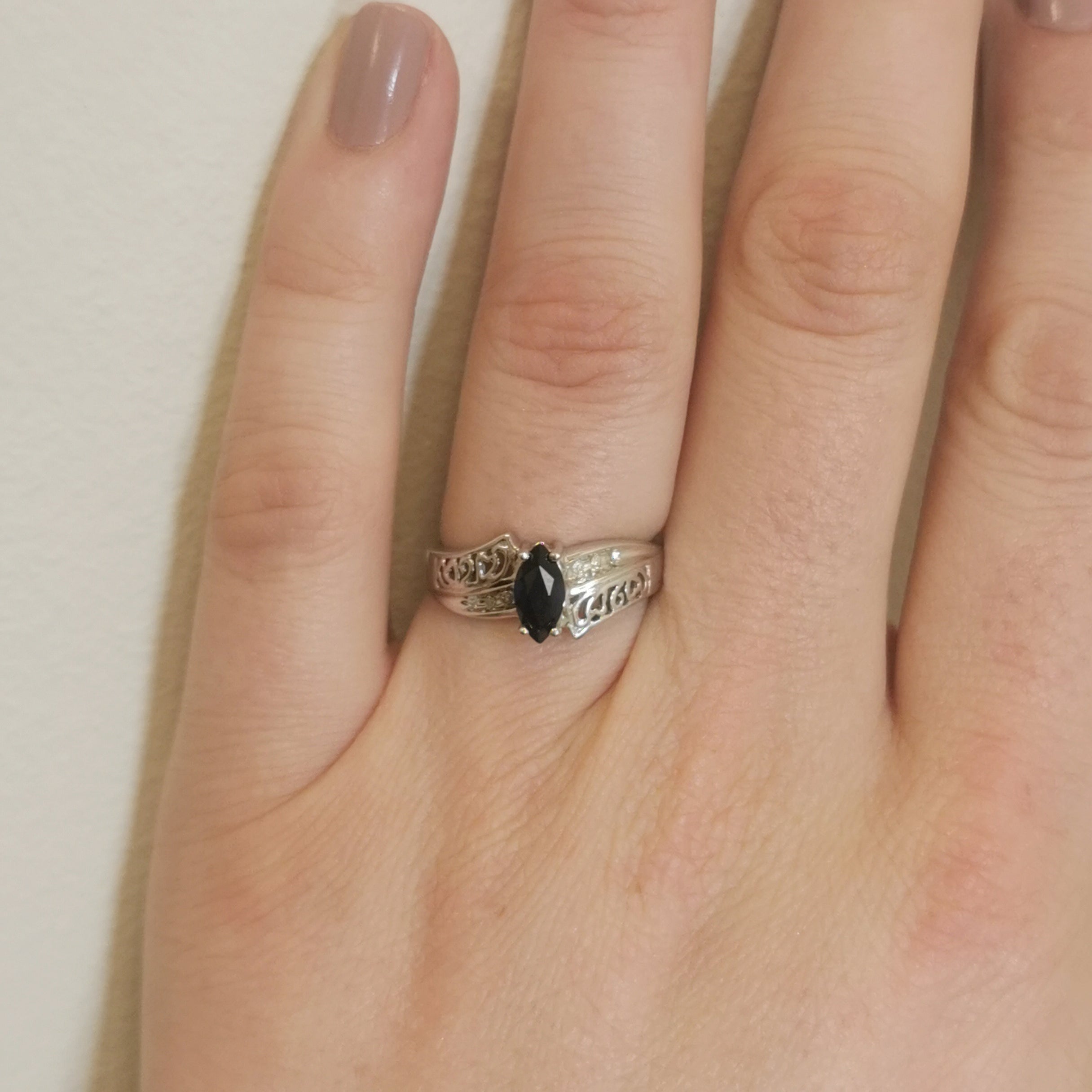 Bague en saphir bleu synthétique et diamants | 0,60 ct, 0,02 ct au total | Taille 7 |