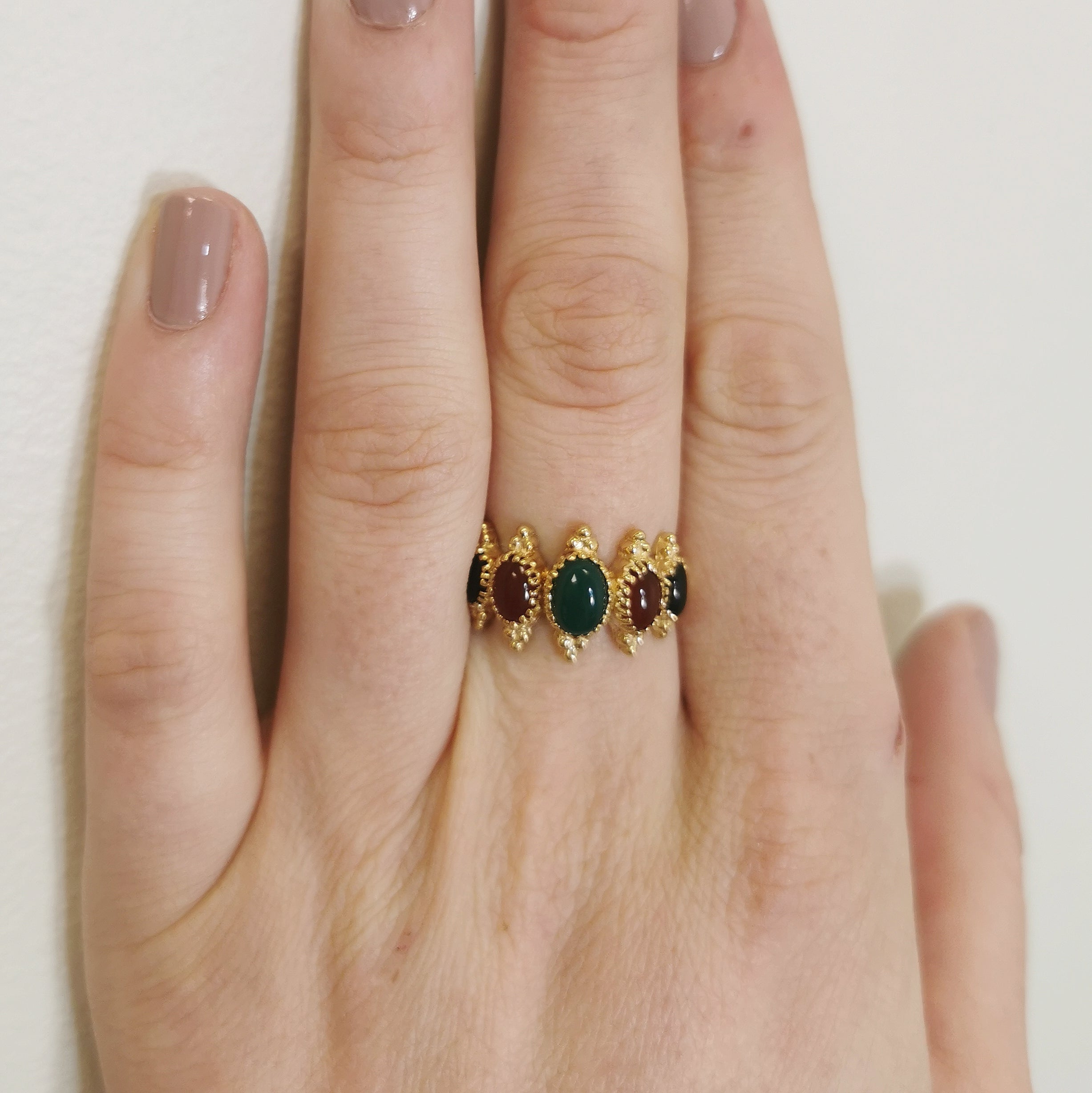 Bague en calcédoine multicolore à cinq pierres (1997) | 1,50 ct au total | Taille 8 |