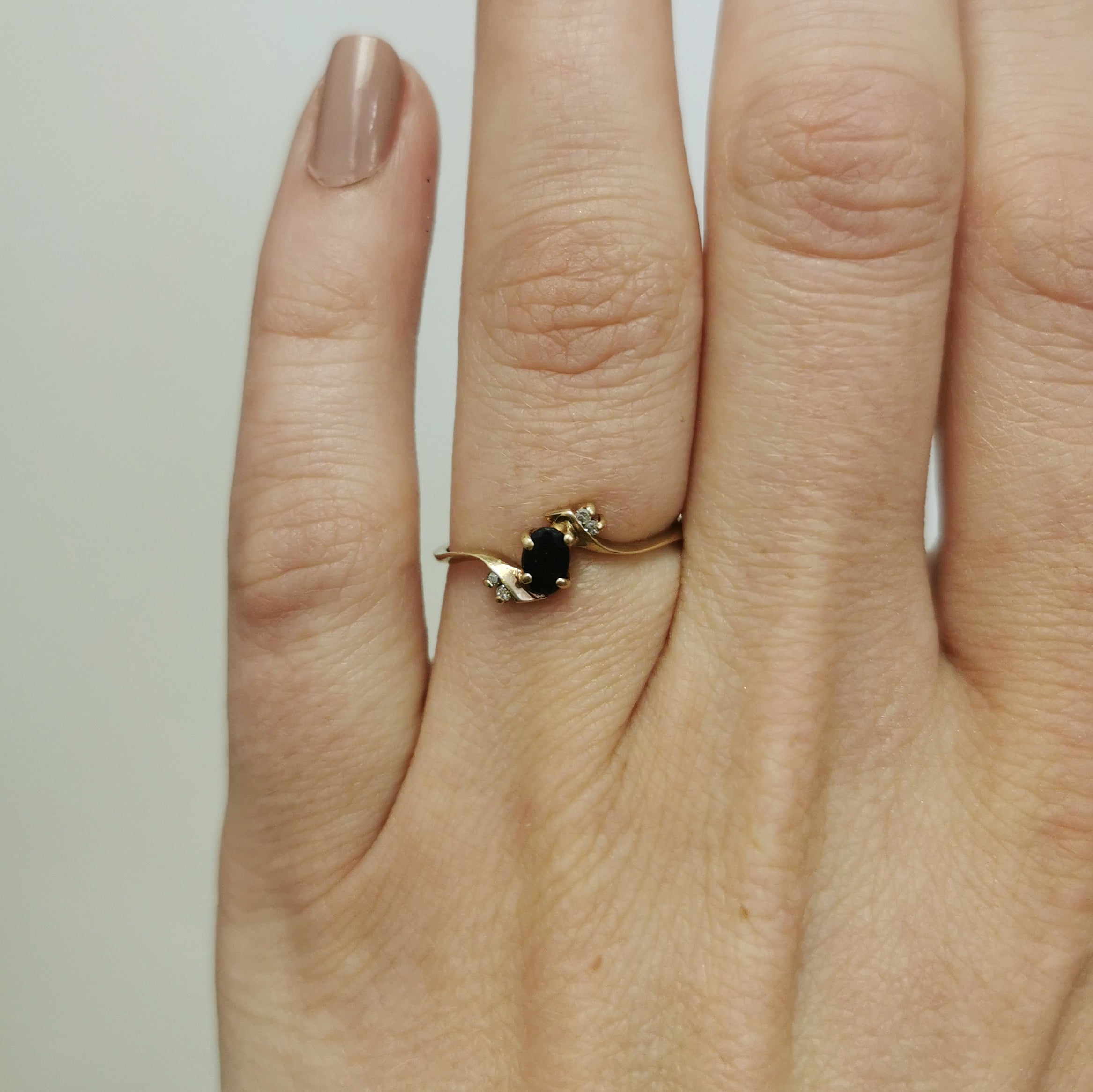 Bague torsadée en saphir bleu et diamants | 0,45 ct, 0,02 ct au total | Taille 6,5 |
