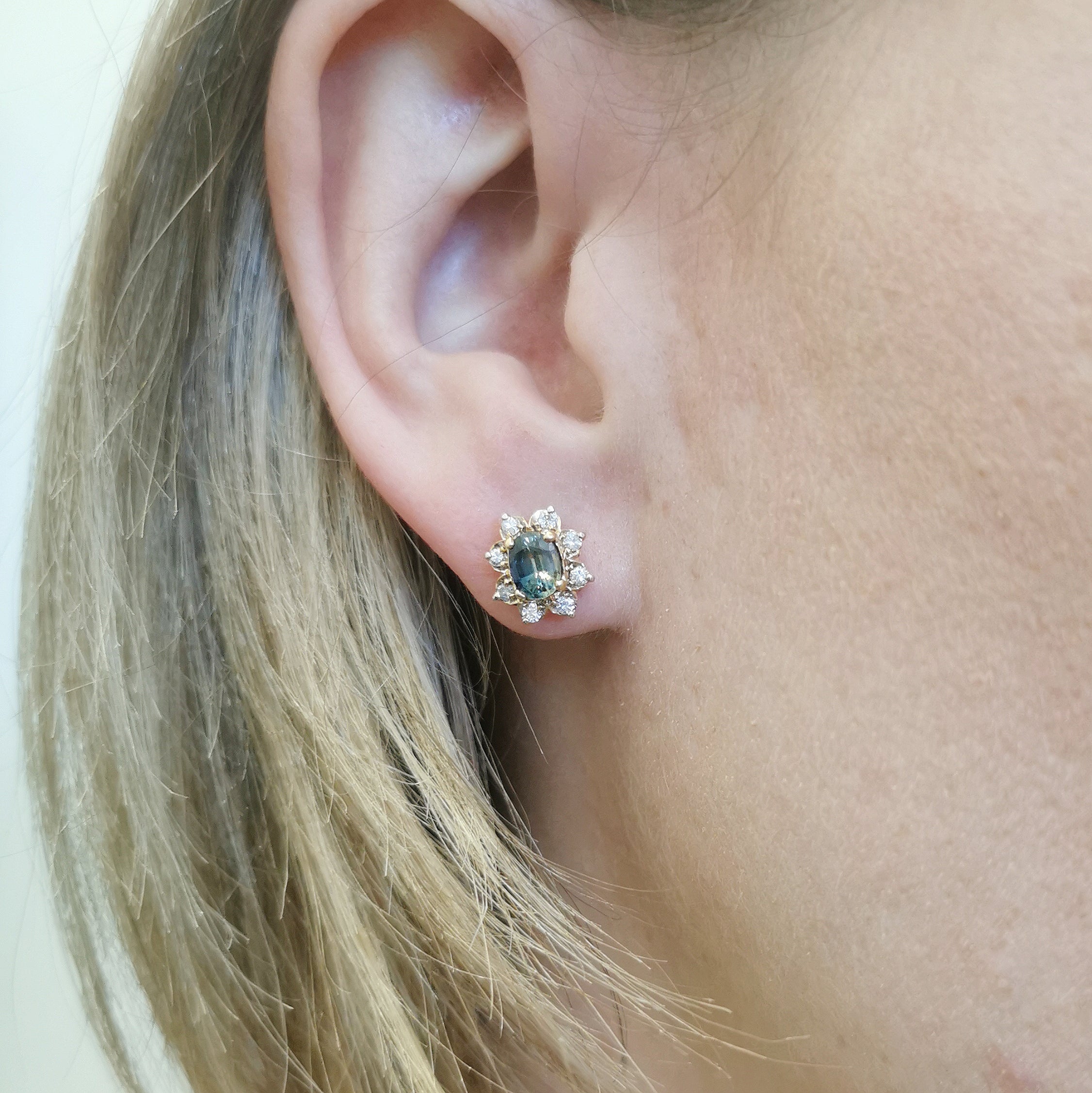 Boucles d'oreilles puces en saphir vert et diamants sertis halo | 1,50 ct, 0,20 ct |