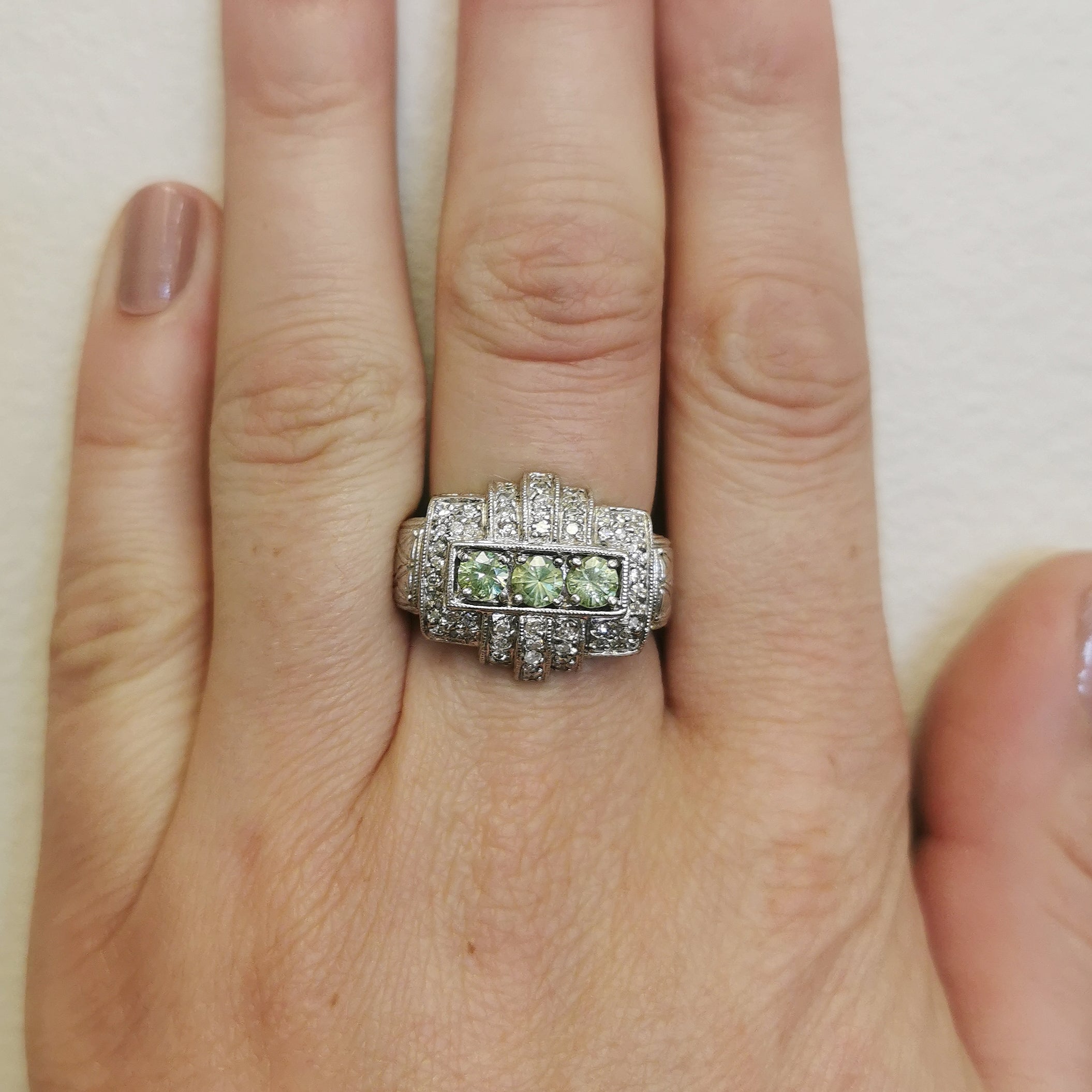 Bague style Art déco en grenat démantoïde et diamants | 0,75 ct, 0,35 ct | Taille 8 |