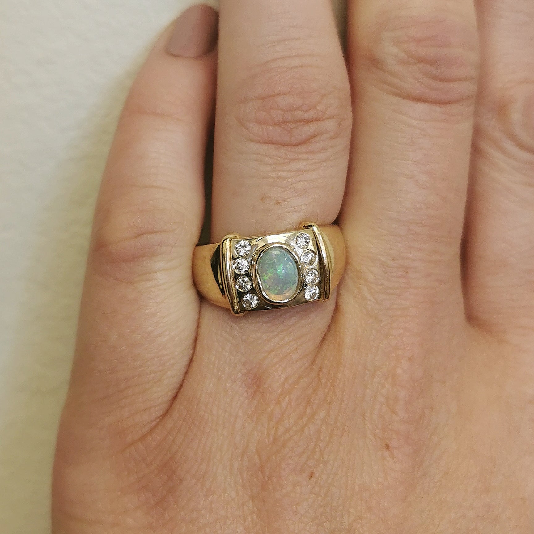 Bague cocktail sertie clos d'opale et de diamants | 0,35 ct, 0,24 ct au total | Taille 8 |