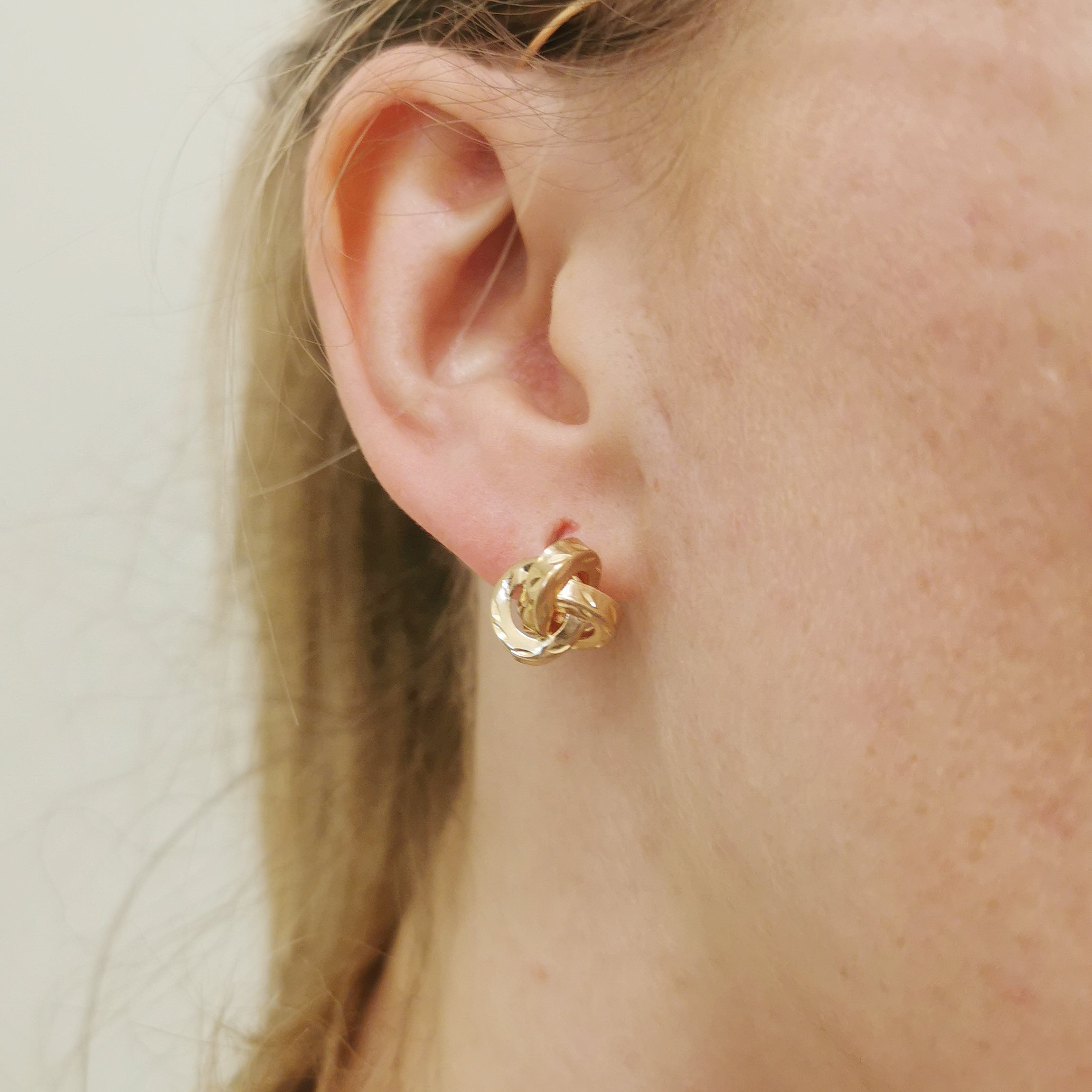 Boucles d'oreilles puces nœud creux en or jaune |
