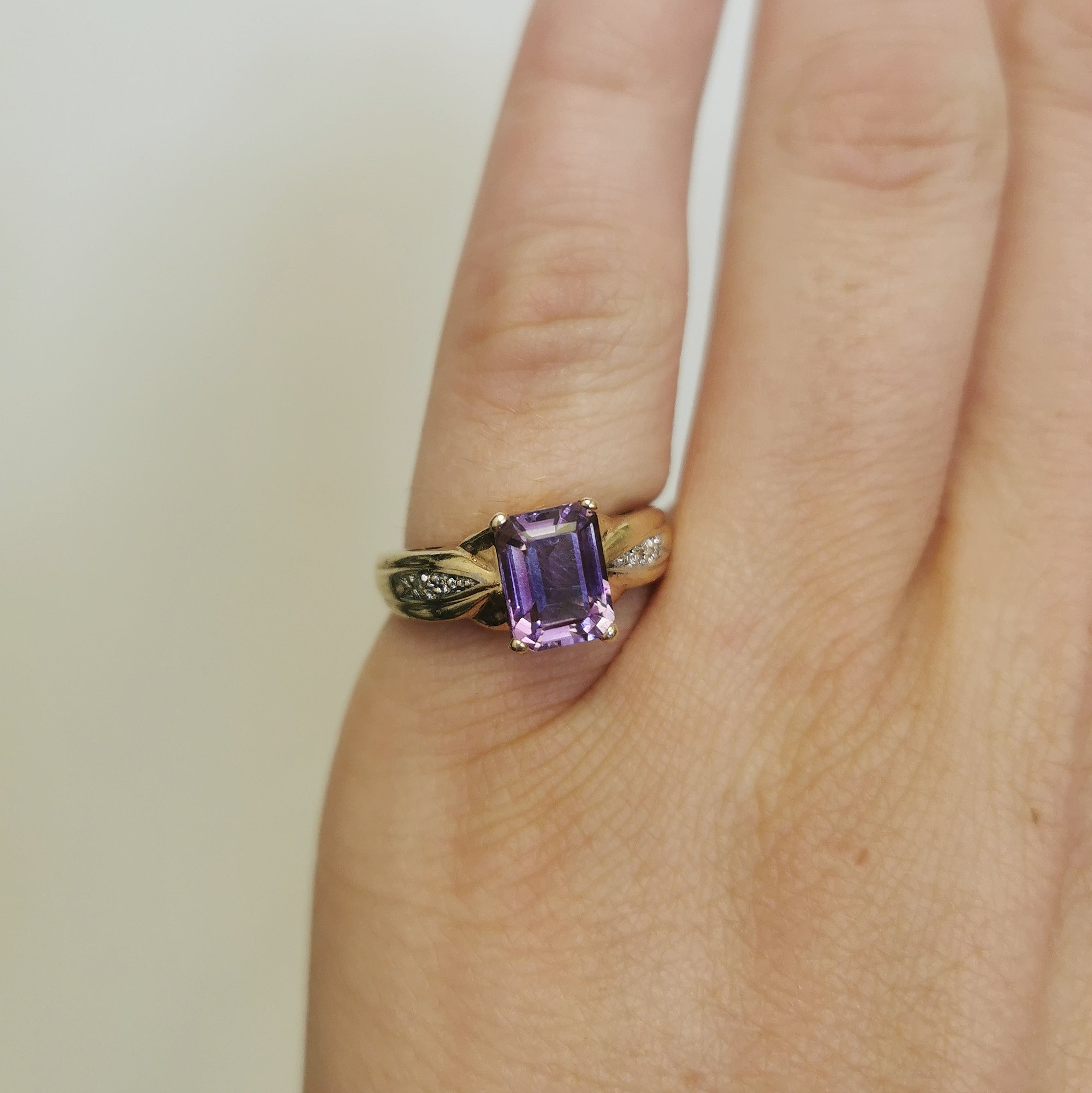 Bague en améthyste taille émeraude et diamants | 0,90 ct, 0,03 ct au total | Taille 6 |