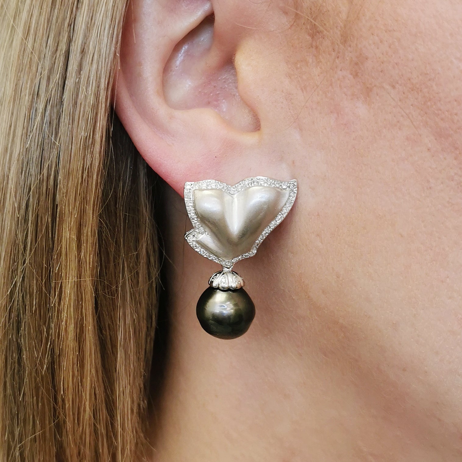 Boucles d'oreilles pendantes en perles de Tahiti et diamants | 28,00 ct, 0,26 ct au total |