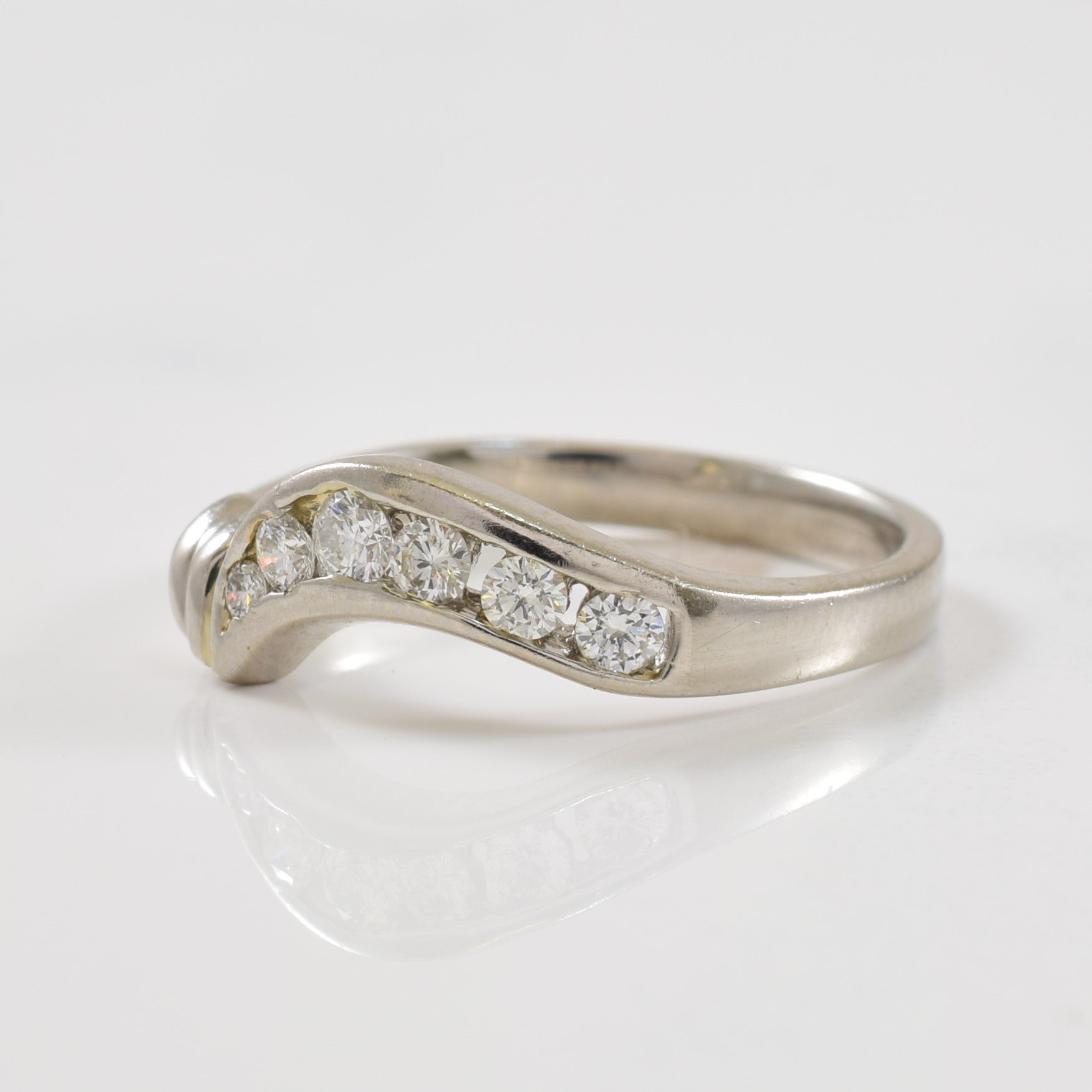 Channel Set Diamond Chevron Ring | 0.18ctw | SZ 5.75 |