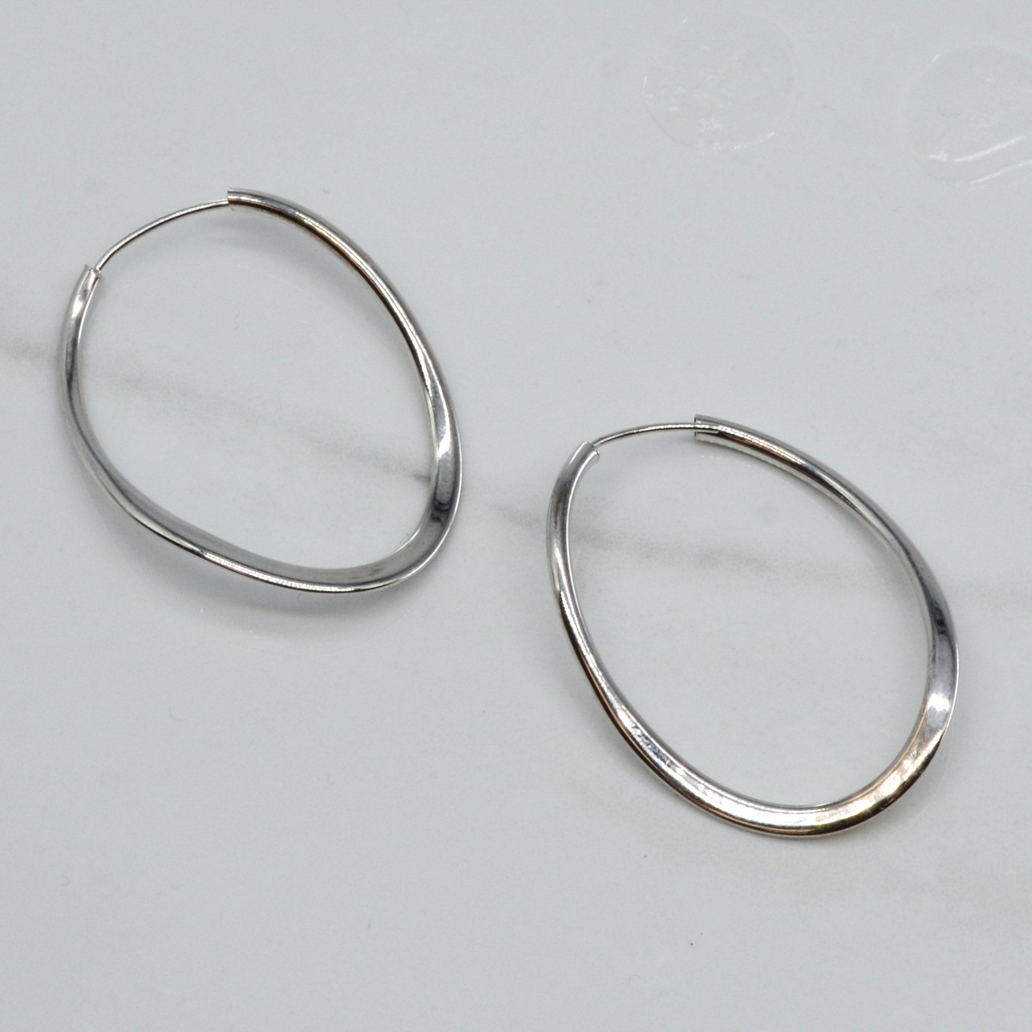 Créoles ondulées en or blanc 14 carats |
