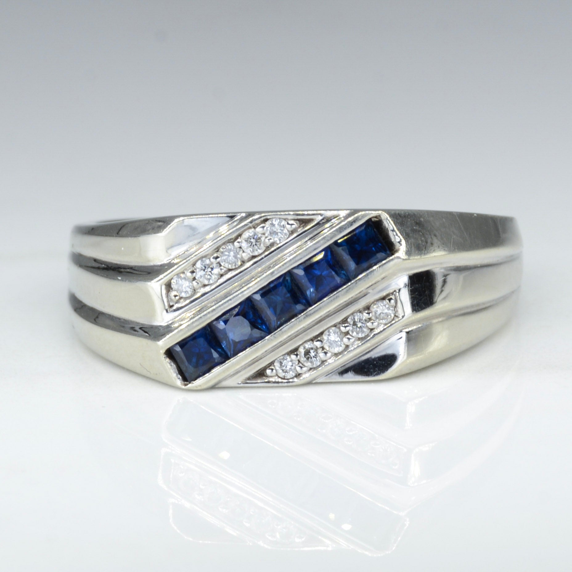 Bague en or blanc, saphir et diamants | Taille 11,25 |