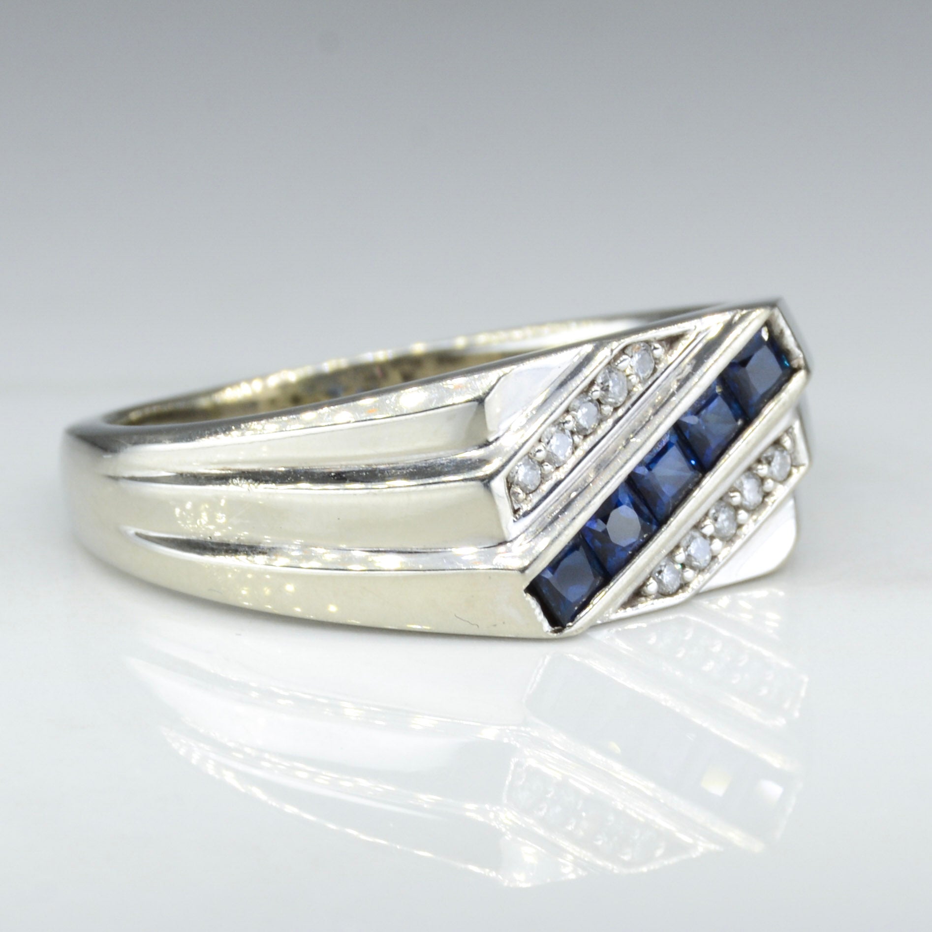 Bague en or blanc, saphir et diamants | Taille 11,25 |