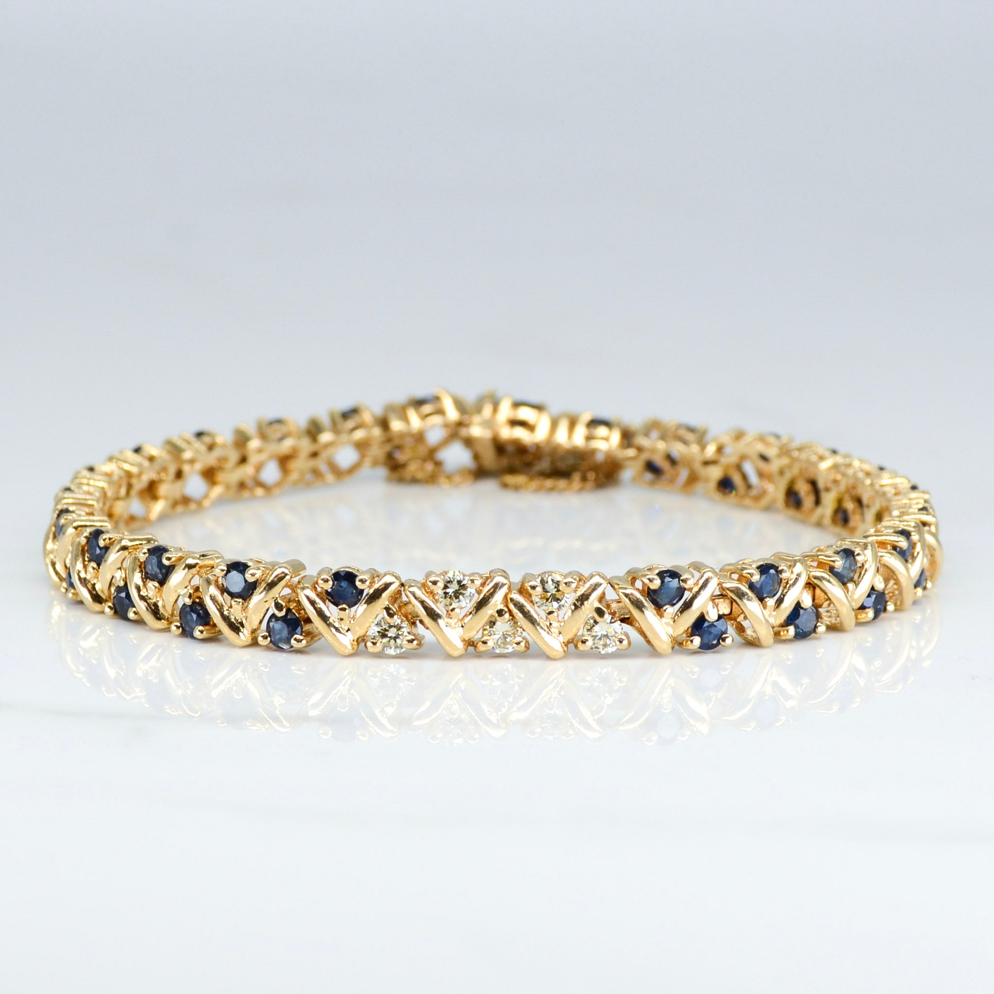 Bracelet tennis en or jaune, saphirs et diamants | 3,50 ct, 0,40 ct |